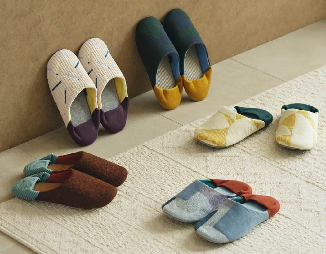 unicoのインスタグラム：「足元を彩る新作のルームシューズがぞくぞくと登場！  マッチ棒のような刺繍をあしらった北欧デザインの[TIKOA(ティコア)]をはじめ、 ウール100%のヘリンボーン生地を使用した[VILLA(ヴィラ)]、 幾何学模様の[ERIVI(エリヴィ)]や[RUTA(ルタ)]など、豊富なラインアップです。  肌に当たる部分にはコットンやリネン、さらりとしたワッフル生地などを使用しています。 素足でも気持ちの良い履き心地です。  お家の中で過ごすことが多い今の季節。 ぜひ新しいルームシューズを取り入れて、足元から気分を上げてみませんか？  【ルームシューズ/unico】 TIKOA(ティコア)バブーシュ ￥2,970～ (税込) ERIVI(エリヴィ)バブーシュ ￥2,640～ (税込) VILLA(ヴィラ)バブーシュ ￥2,640～ (税込) RUTA(ルタ)バブーシュ ￥3,630～ (税込)  ----- ▼オンラインショップ・店舗情報は プロフィールのURLから！ @unico_fan ----- #unico_fan #ウニコ #unicoのある暮らし #インテリアショップ #インテリア雑貨 #ルームシューズ #バブーシュ #スリッパ #室内履き #足元クラブ #足元くら部 #足元くらぶ #北欧デザイン #コーデュロイ #ヘリンボーン」