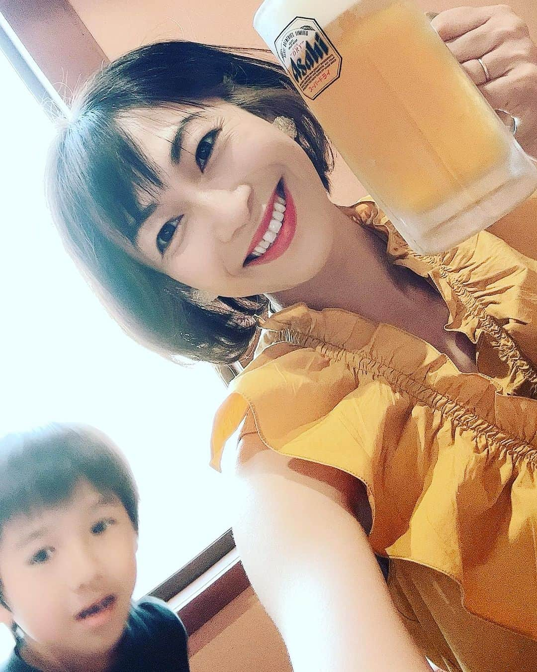 玉城ちはるのインスタグラム：「#高崎ほるもん  息子がUSJから帰ってきて旦那さんも帰ってきて 今日は　#フリモ 7月号で表紙を飾った #ほるもんまつ井 さんに 家族で焼肉食べに行きました！  まず♡ 子ども連れで行ける個室が広い、あと清潔♡本当に綺麗でびっくり^_^  何より感動したのが息子がホルモンデビューして めちゃくちゃよく食べました❤️  旦那さんも「マジでうまい」を連呼してました^_^ 本当に美味しかったぁ❤️  上カルビが本当に芸術的な霜が入っていて 溶けて消えるかと思いました♡  でもやっぱり子どもがホルモンを溶けるみたい！！と言いながら食べるのがすごいなと思った^_^」