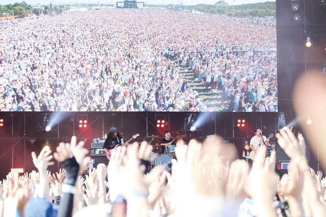 近藤洋一（サンボマスター）のインスタグラム：「【ROCK IN JAPAN FES.2023】ありがとうございましたー！  ま•さ•に。全員優勝でした！ 夏全開の天気のもと、見た事ないくらい人が集まってくれて本当に胸がいっぱいです！  コロナ禍、台風と中止が続いて、実に4年ぶりのロッキン。ほんと待ち遠しかった、ようやくみんなに会えた！  もう次が待ちきれない！！ みんなありがとう✌️  photo by @muraikaori   #rijf #ロッキン#サンボマスター #全員優勝 #全員優勝計画 ↓↓↓ 全員優勝計画始動！！  🌟11/19 横浜アリーナワンマン 【全員優勝フェスティバル〜ゴールデン LIVE’it〜】 各種先行予約受付中！！  🌟新曲「Future is Yours」が8/4公開 『しん次元！クレヨンしんちゃんTHE MOVIE 超能力大決戦〜とべとべ手巻き寿司〜』主題歌決定🙌 7/31(月)よりApple Music・Spotify等先行配信中 シングルの発売は映画と同じ8/4👌  🌟7/26 ベストアルバム『サンボマスター "超"究極ベスト -全員優勝Edition-』発売！  🌟11/15（水）6年ぶりとなるオリジナルアルバム 「ラブ＆ピース！マスターピース！」 リリース決定✨ 完全生産限定盤は、 アルバムが聴けるフィギュア付👬  🌟まだまだあるよ、coming soon」