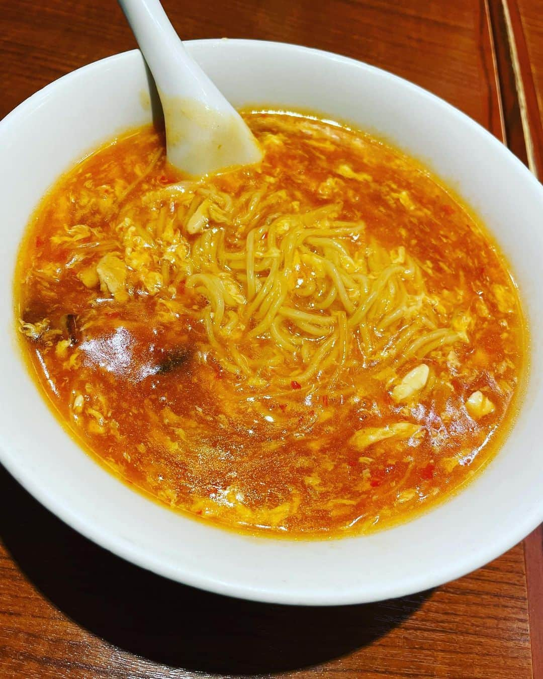 IZAMのインスタグラム：「久しぶりに、酸辣湯麺を食べたよ。  大好きな味の酸辣湯麺のお店があるのだけど、なかなか食べに行けなくて、久しぶりに別のお店で食べた😁  酸っぱさが最高ですな。 ただ、個人的に辛みはあまり求めてません。。。  あなたの、オススメの酸辣湯麺を出してくれるお店を教えてくださいな😁  #IZAM #izam #SHAZNA #shazna #酸辣湯麺  #中華料理  #酸辣湯麺は辛さより酸っぱさが必要です。」