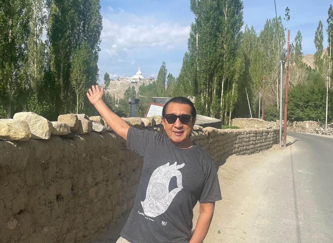 Ken Harakumaのインスタグラム：「②Ladakh Leh早朝4時半からの練習、美味しい食事、テラスからのヒマラヤ。 なんとも言えない魂の充実感❣️ 昼間は暑い☀️☀️☀️ 夜は快適😴😴😴 @international_yoga_center  @essenceatladakh  #アシュタンガヨガ  #マイソールクラス #インドラダック  #ヨガ修行  #ケンハラクマ」