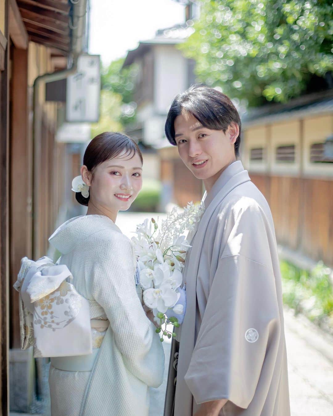 the_dress_roomのインスタグラム：「【京都撮り】石塀の小路を抜けて𓇬京都らしい街並みを感じながら、おふたりの特別な時間を𓆸  𓇬𓇬  風情ただよう京町家、石畳の坂、 かつて寧々が秀吉を想って歩いた「ねねの道」。  その時代に想いを馳せて、東山を散策。 愛おしい、白無垢をまといながら。  世界のKYOTOが、想い出の町になる。  𓇬 𓇬  掛下「ソーダ味の水あめ」をワントーンコーディネートでお召しいただきました𓇬  タイトヘアに胡蝶蘭、真っ白なブーケ、足元にも白でポイントを𓆸  ザ・ドレスルームの"京都撮り"では お着物、お小物からお草履まで お好きな〝色遊び〟をお楽しみいただけます𓇬  高山達也と歩く東山町歩きコース 9〜10月日程　募集中𓆸  " #京都撮り "詳細は HP【KIMONO PHOTO PLAN】をご覧ください𓇬 @the_dress_room   ご相談などはお気軽にHP【お問合せ】フォームまで  photographer: @tatsuya_takayama  hair&make: @ena0620   #白無垢 #前撮り #後撮り #京都撮り #KYOTO撮り #thedressroom #ザドレスルーム #京都前撮り #和装前撮り#白無垢前撮り」