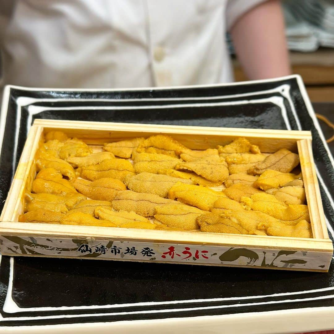 ベリッシモ・フランチェスコのインスタグラム：「Amazing seafood at Hinoki , Shimonoseki!🐳🐡🐟❤️ 寿し処ひのきで激うま料理を頂きました！鯨や河豚や雲丹など！全て最高です！🥹❤️ Grandissima esperienza al celebre ristorante Hinoki! Bevendo il delizioso Sake locale abbiamo assaggiato i migliori piatti a base di Balena, Pesce palla e ricci di mare!😂🍶 #ベリッシモ #料理研究家 #料理研究家ベリッシモ #francescobellissimo #chef #tvchef #celebritychef #hinoki #寿し処ひのき #寿司処ひのき #下関グルメ #下関 #facciamogirareleconomia #鯨料理 #ふぐ #河豚 #河豚料理 #雲丹 #赤雲丹 #seafood #fish #cucinagiapponese #pescepalla #sushi #sashimi #japanesefood #luxurylifestyle #luxuryfood #yamaguchi #和食」