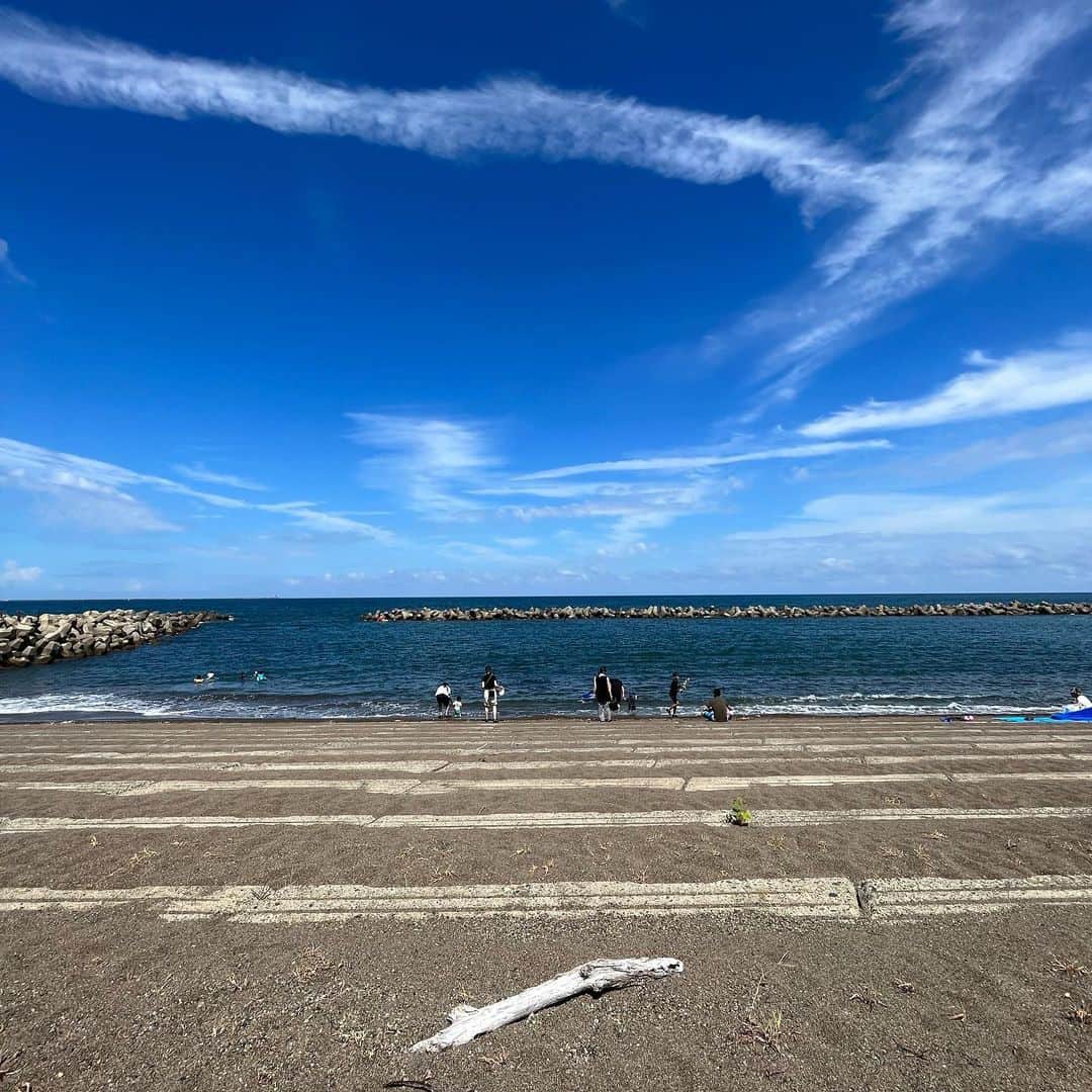 池上紗理依のインスタグラム：「甥っ子と姪っ子と海🏖 お盆らしいお盆を過ごしてます。」
