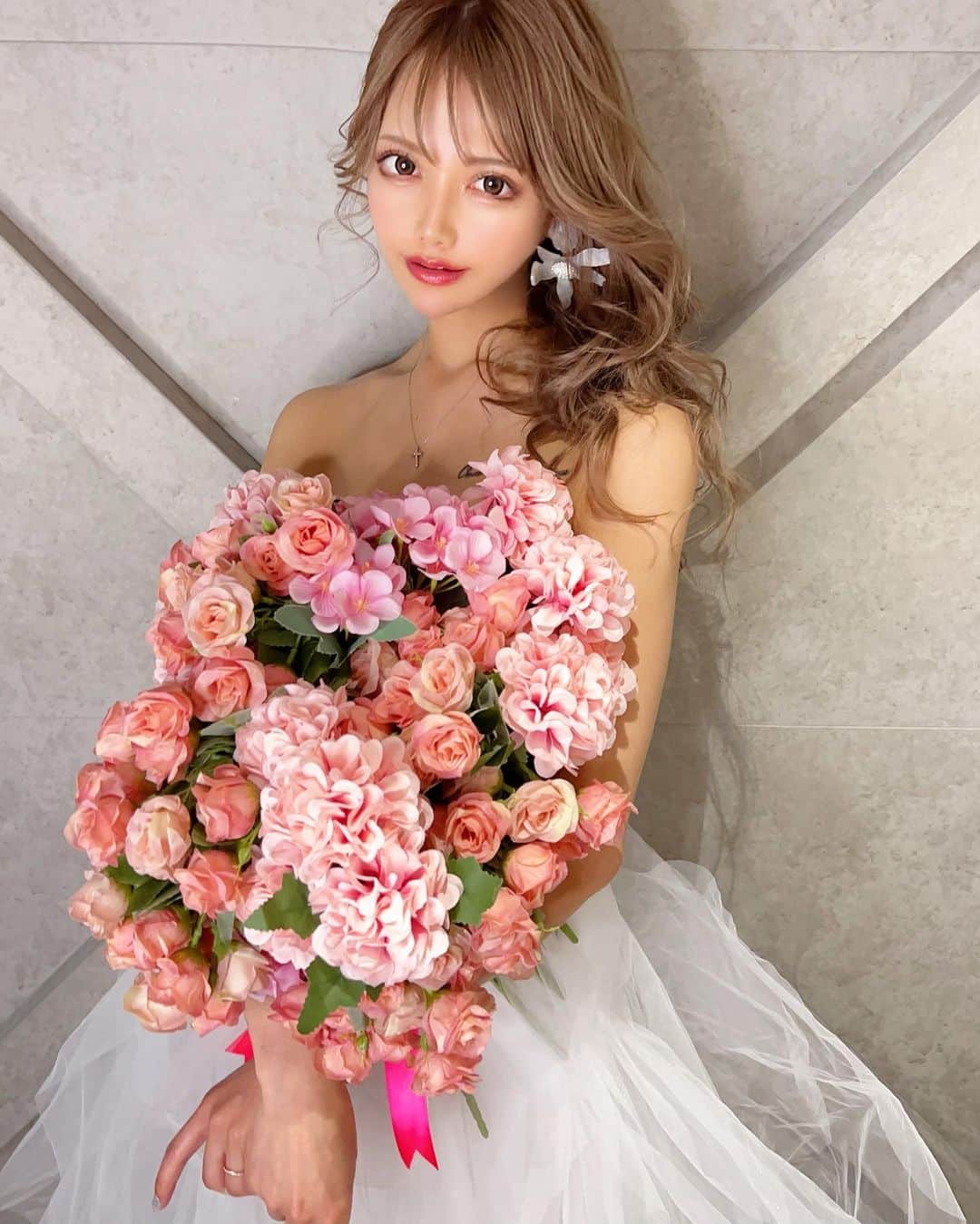 のインスタグラム：「. お花で作ったドレス💐  #作品撮り  #ホリージョ  #スタジオ」