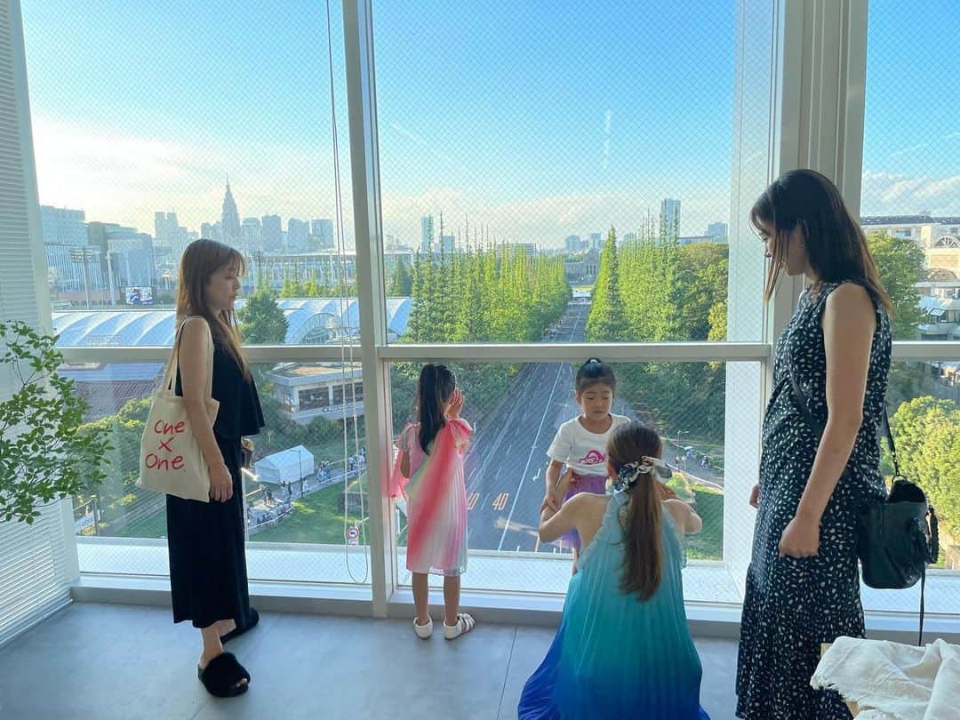 のインスタグラム：「今日は知り合いのオフィスのloungeスペースでHanabi NightのDJです。この目ので 神宮の花火が上がります🎆 花火に合わせてDJします😉」