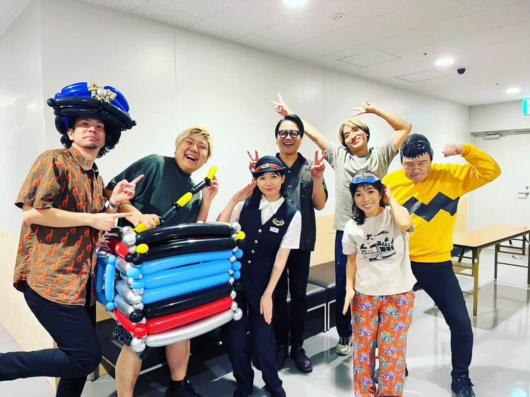 とくこさんのインスタグラム写真 - (とくこInstagram)「昨日は、「鈴川絢子ファミリーLIVEin幕張」ライブでした！ 会場は鉄道好きの子供たちで超満員🚃💨 みんなの(私も)好きが溢れる幸せな時間でした😊  ライブでは鈴川ちゃんの名曲、 『ふみきりのうた』『GO!新幹線』『ダブルデッカー』を歌ってくださいました🎤  舞台袖では、私も周りの芸人もカンカンカンカン～ふみきり🎵とノリノリ🕺  私はSNS用に製作していた、 スカイライナーと南海ラピートのお面をつけて、過去のまね鉄たちもクイズ形式でお届けさせて頂きました🚃  思いの外、鉄道好きのチビッコたちに喜んで貰えたようで、 やっと日の目を見れましたん😭😭  帰りは新駅の幕張豊砂駅から乗車。 ホームの前には車両基地が広がっていて、 最後までいい旅鉄気分でした🚃✨✨  #私の鉄道知識は鈴川ちゃんのYouTubeチャンネルで息子と共に育ちました😁 #子鉄 #ママ鉄 #鉄道」8月12日 18時55分 - tokukoyori
