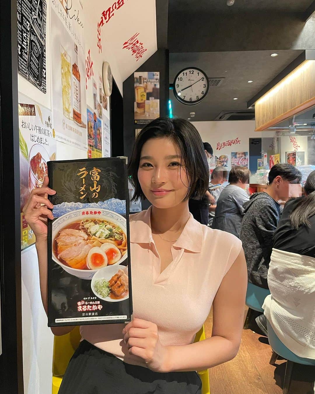 椿原愛のインスタグラム：「富山県に帰省していました⛰️☀️  大好きな #まるたかや でラーメン屋さん飲みしたよ。☺️ お酒の種類もたっぷりだし、ラーメンのスープでいただくワンタンがおすすめ！✨ あとは何と言ってもおでん〜 お味噌たっぷりかかっていて美味しいです🍢  富山に行かれた際は是非立ち寄ってみてね！ もちろんラーメンも最高です☺️  #富山」