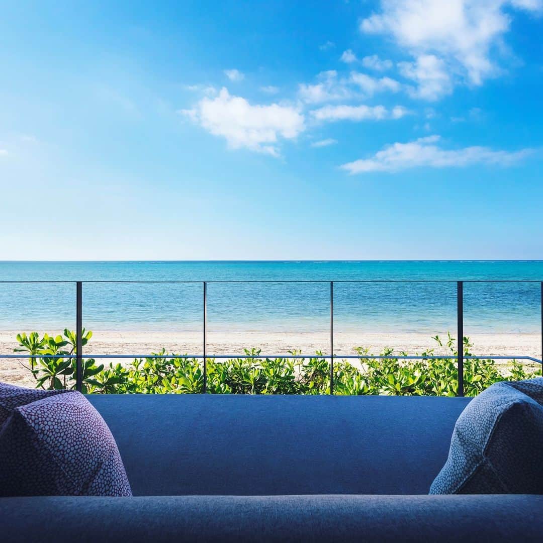 星野リゾートさんのインスタグラム写真 - (星野リゾートInstagram)「【浜辺で寛いでいるかのように過ごせる「テラスリビング」】 📍星のや沖縄 - HOSHINOYA Okinawa  客室のコンセプトは「海を眺めて暮らすように滞在する客室」。 最も贅沢な沖縄での過ごし方は「美しい海を眺めて暮らすように過ごすこと」だという考えから、季節を問わず、いつでも身近に海を眺められるデザインになっています。  客室タイプ「ハル」や「ティン」に備わるテラスリビングには大きなソファを設え、表情を変える海の傍らでソファに横たわりながらのんびりとお過ごしいただけます。  #HoshinoResorts #星野リゾート #hoshinoya #星のや #HoshinoyaOkinawa #星のや沖縄 #沖縄ホテル #沖縄リゾート #沖縄旅行 #オーシャンビュー #リゾートホテル #虹夕諾雅沖繩 #星野集團 #虹夕諾雅」8月12日 19時00分 - hoshinoresorts.official