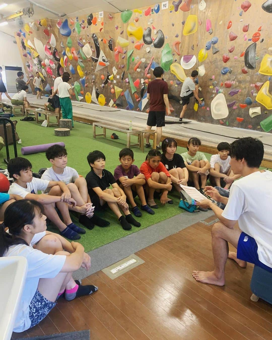 渡部桂太のインスタグラム：「. . Held a climbing class in my hometown 🧑‍🏫  地元でクライミング講習をさせていただきました！ 3時間と短い間でしたが 10歳〜19歳の未来有望なクライマー達は、沢山の事を吸収してくれたと思います‼️ またできると良いなぁ〜  @lasportivajp  @watalabo_climbing   Thanks @haruhikokobayashi   #クライミング講習  #クライミング  #チームみえジュニア  #ワタラボ」