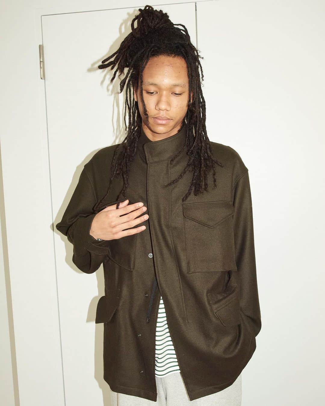 のインスタグラム：「. marka 23FW LOOK  2/32 WOOL SOFT FLANNEL FIELD JACKET price ¥74,800(tax in) col. DARK OLIVE delivery: SEPTEMBER  ORGANIC COTTON KNIT FLEECE GYM PANTS price ¥26,400(tax in) col. TOP GRAY delivery: AUGUST  #marka @markaware_marka_official @markaware_marka_shop  Photograpy : @keita.goto Stylist : @yoshiaki__komaysu Hair : @hirokazu_endoo Model : @valentinbouman @mika」