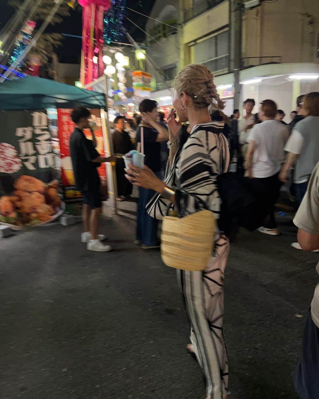 annaさんのインスタグラム写真 - (annaInstagram)「.  久しぶりすぎる浴衣♡♡ ギリギリに買ったけど可愛いのあって よかったー👘🎋🖤  若い頃は派手派手がよかったけど 大人になったからね。 落ち着いた感じでね😗  浴衣は @titivatejp だよ❤️‍🔥 他のアイテムは家にあったやつで✌️ 帯は兵児帯〜😋  #浴衣コーデ#浴衣#兵児帯#夏祭り#花火大会#ゆかた女子#浴衣ヘアアレンジ#浴衣ヘア」8月12日 19時00分 - 12anna23