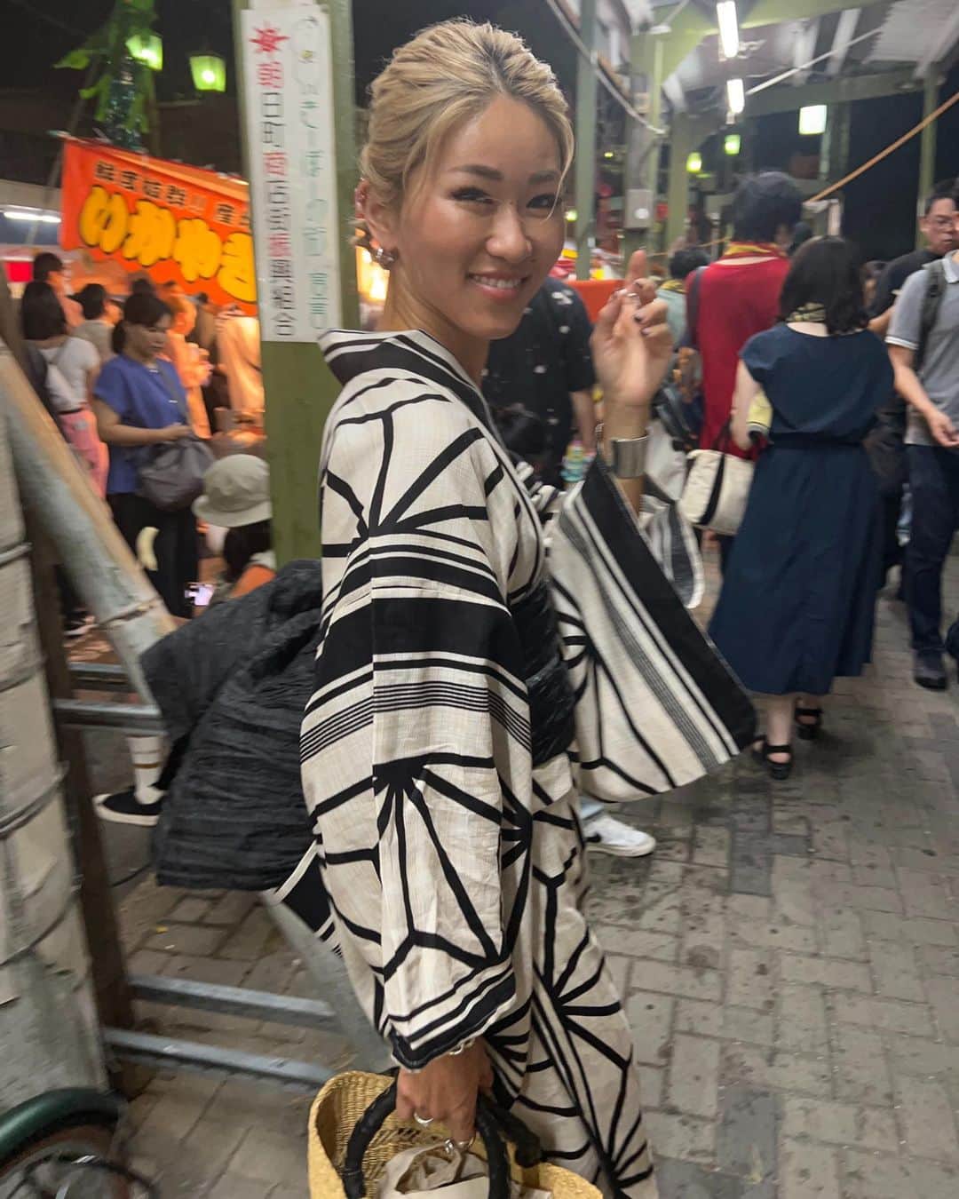 annaさんのインスタグラム写真 - (annaInstagram)「.  久しぶりすぎる浴衣♡♡ ギリギリに買ったけど可愛いのあって よかったー👘🎋🖤  若い頃は派手派手がよかったけど 大人になったからね。 落ち着いた感じでね😗  浴衣は @titivatejp だよ❤️‍🔥 他のアイテムは家にあったやつで✌️ 帯は兵児帯〜😋  #浴衣コーデ#浴衣#兵児帯#夏祭り#花火大会#ゆかた女子#浴衣ヘアアレンジ#浴衣ヘア」8月12日 19時00分 - 12anna23