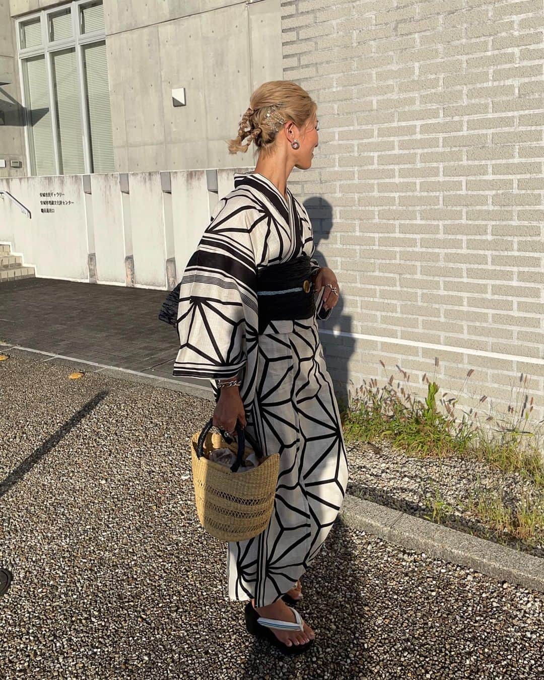 annaさんのインスタグラム写真 - (annaInstagram)「.  久しぶりすぎる浴衣♡♡ ギリギリに買ったけど可愛いのあって よかったー👘🎋🖤  若い頃は派手派手がよかったけど 大人になったからね。 落ち着いた感じでね😗  浴衣は @titivatejp だよ❤️‍🔥 他のアイテムは家にあったやつで✌️ 帯は兵児帯〜😋  #浴衣コーデ#浴衣#兵児帯#夏祭り#花火大会#ゆかた女子#浴衣ヘアアレンジ#浴衣ヘア」8月12日 19時00分 - 12anna23