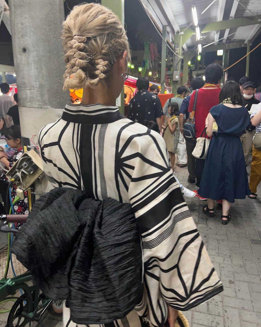 annaさんのインスタグラム写真 - (annaInstagram)「.  久しぶりすぎる浴衣♡♡ ギリギリに買ったけど可愛いのあって よかったー👘🎋🖤  若い頃は派手派手がよかったけど 大人になったからね。 落ち着いた感じでね😗  浴衣は @titivatejp だよ❤️‍🔥 他のアイテムは家にあったやつで✌️ 帯は兵児帯〜😋  #浴衣コーデ#浴衣#兵児帯#夏祭り#花火大会#ゆかた女子#浴衣ヘアアレンジ#浴衣ヘア」8月12日 19時00分 - 12anna23