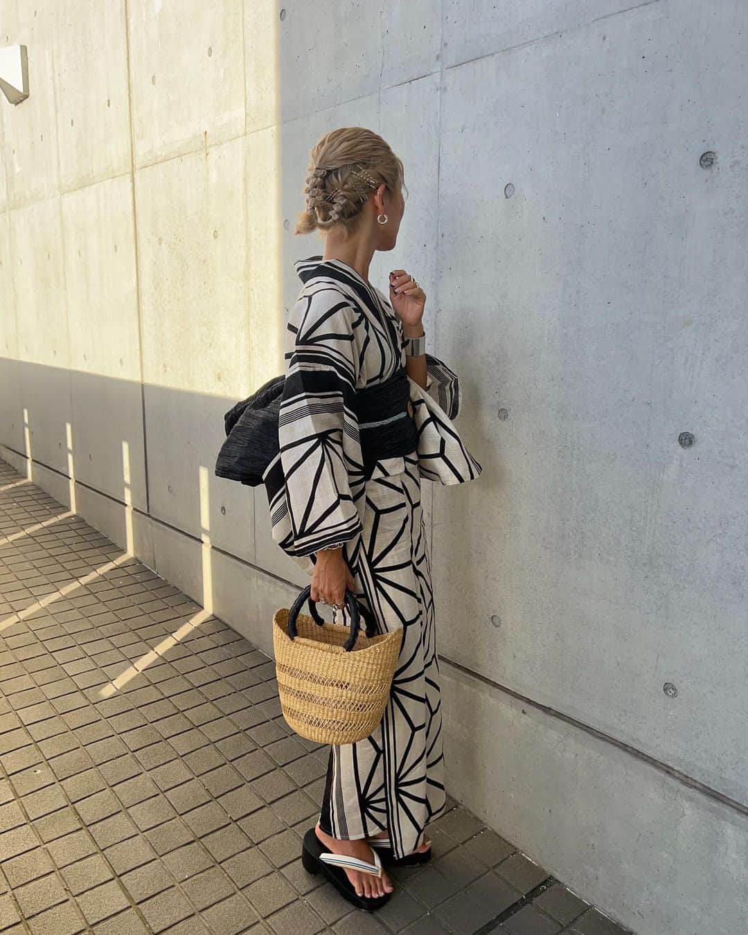 annaさんのインスタグラム写真 - (annaInstagram)「.  久しぶりすぎる浴衣♡♡ ギリギリに買ったけど可愛いのあって よかったー👘🎋🖤  若い頃は派手派手がよかったけど 大人になったからね。 落ち着いた感じでね😗  浴衣は @titivatejp だよ❤️‍🔥 他のアイテムは家にあったやつで✌️ 帯は兵児帯〜😋  #浴衣コーデ#浴衣#兵児帯#夏祭り#花火大会#ゆかた女子#浴衣ヘアアレンジ#浴衣ヘア」8月12日 19時00分 - 12anna23