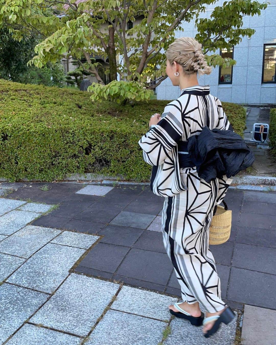 annaさんのインスタグラム写真 - (annaInstagram)「.  久しぶりすぎる浴衣♡♡ ギリギリに買ったけど可愛いのあって よかったー👘🎋🖤  若い頃は派手派手がよかったけど 大人になったからね。 落ち着いた感じでね😗  浴衣は @titivatejp だよ❤️‍🔥 他のアイテムは家にあったやつで✌️ 帯は兵児帯〜😋  #浴衣コーデ#浴衣#兵児帯#夏祭り#花火大会#ゆかた女子#浴衣ヘアアレンジ#浴衣ヘア」8月12日 19時00分 - 12anna23