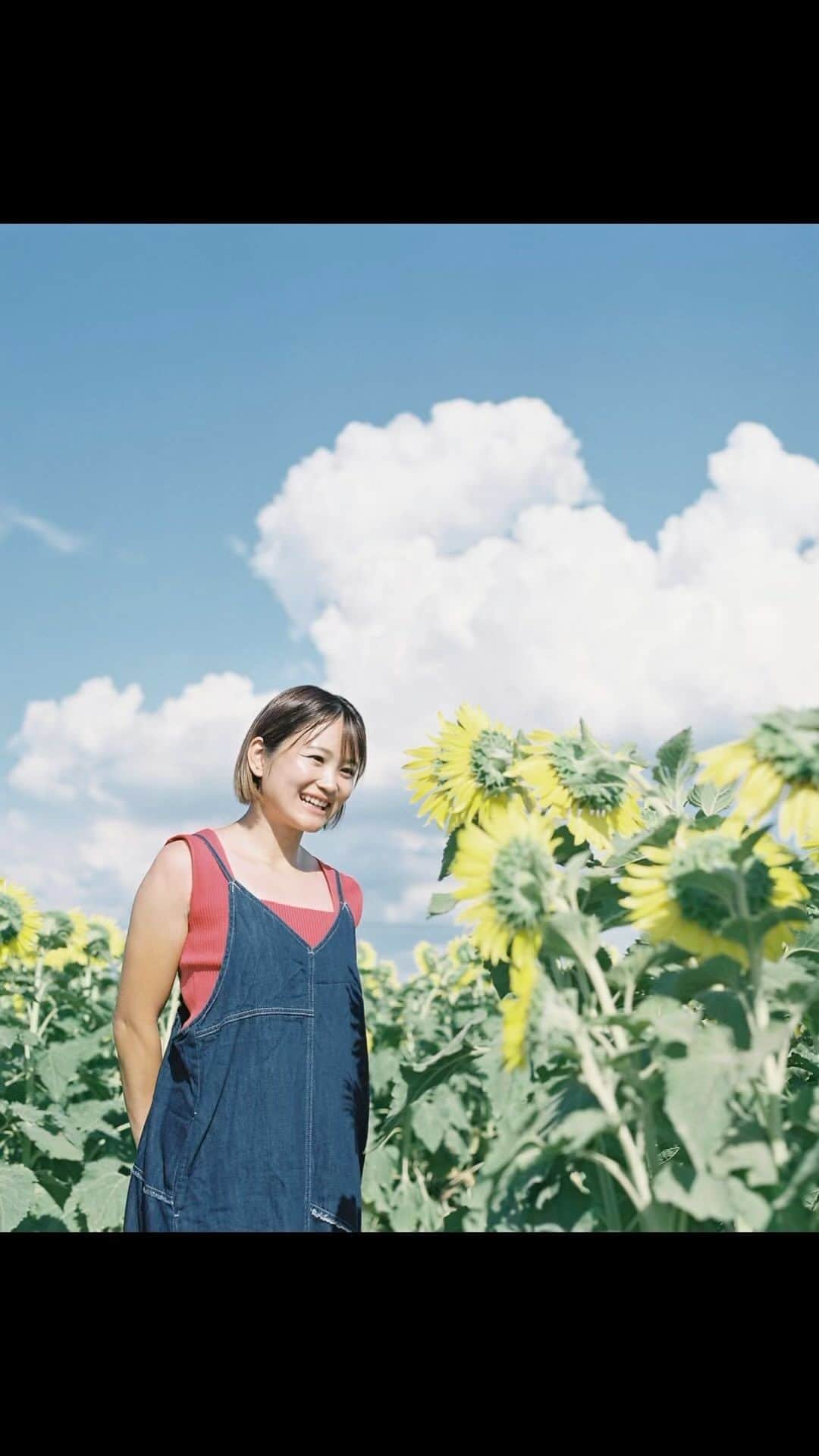 Masaのインスタグラム：「.  iPhone   Fujifilm X-Pro2  XF35 F1.4R  Pentax6x7  Super Takumar 105mm F2.4 #pro400h  一枚目のみバケペン ひまわりと会話してもらってます☺️  しかしひまわり似合うな〜🌻  撮影日 : 2023年8月2日  #まさペン #エビプリ #pentax6x7 #pentax67 #バケペン #中判フィルム #film #filmcamera #filmphotography #フィルム #フィルムカメラ #フィルム写真 #portrait  #ポートレート #fujifilm #xpro2 #xf35mmf14 #日本 #リール #reel #filmisnotdead #滋賀 #shiga #ひまわり #sunflower」
