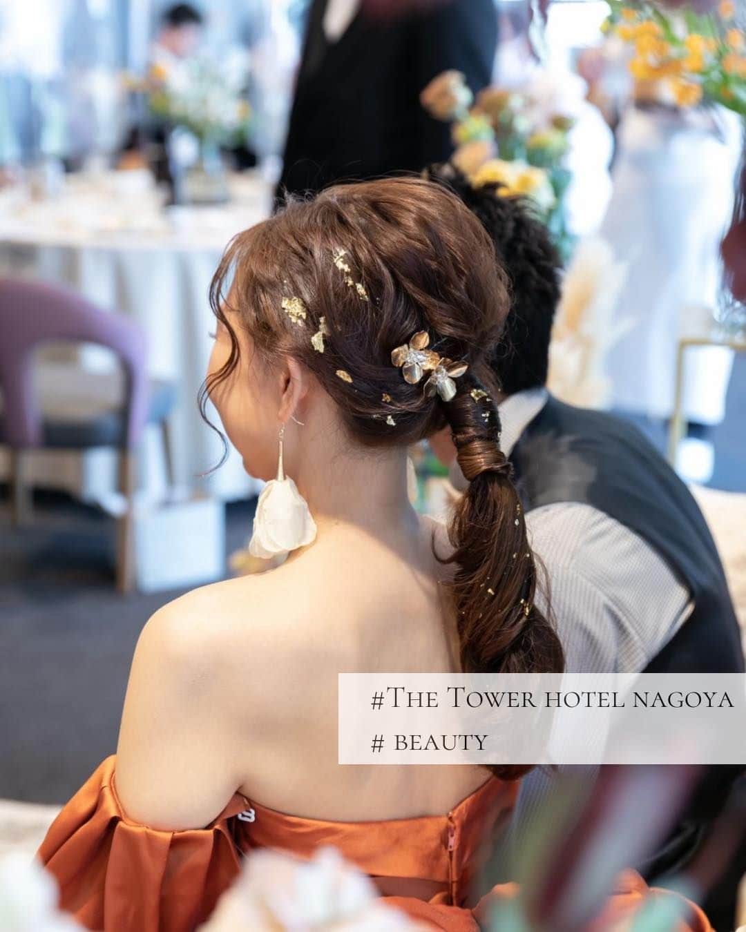 オードヴィーウェディング【名古屋・結婚式場】 さんのインスタグラム写真 - (オードヴィーウェディング【名古屋・結婚式場】 Instagram)「@eaudevie_wedding.edv ↑こちらから他の投稿もチェック🕊  【beauty】  タワーホテルナゴヤの人気ヘアスタイルをpick up 髪飾りが映えるスタイリングをご紹介いたします✨ 会場にもマッチしていて写真映えすること間違いなし！ 是非参考にしてみてください🫧  ┈┈┈┈┈┈┈┈ ✴︎ 𓌉◯𓇋 ✴︎ ┈┈┈┈┈┈┈┈  これから結婚式を挙げる花嫁さまへ🕊 準備が楽しくなるウェディング情報発信中✨  おいしいもおしゃれも全部叶える！ 名古屋のおしゃれなレストラン𝐖𝐞𝐝𝐝𝐢𝐧𝐠なら オードヴィーウェディング💍💐  会場をくわしく見るならプロフィール ＠eaudevie_wedding.edv の𝐔𝐑𝐋をタップ♩  ┈┈┈┈┈┈┈┈ ✴︎ 𓌉◯𓇋 ✴︎ ┈┈┈┈┈┈┈┈  #オードヴィーウェディング #オードヴィー花嫁 #eaudeviewedding #edvwedding #愛知式場 #レストランウェディング #名古屋花嫁 #名古屋のおいしいウェディング  #シニヨン #上品シニヨン #ポニーテール #あみおろしアレンジ #あみおろしヘア #ハーフアップ #アップスタイル #玉ねぎヘア #ショートヘア #ショートヘアアレンジ #ベロアリボン #ヘッドドレス」8月12日 19時00分 - eaudevie_wedding.edv