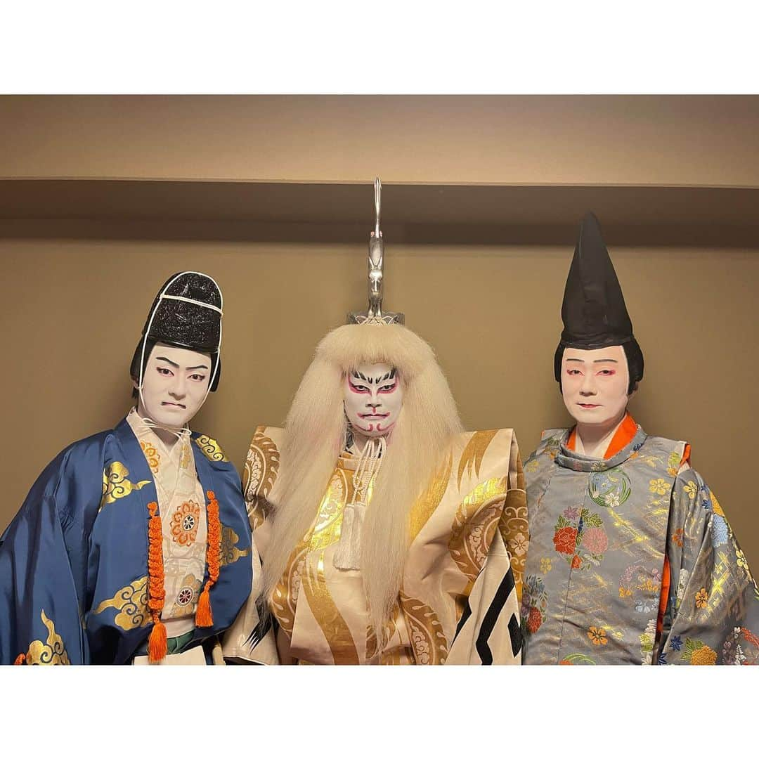 中村橋之助（4代目）さんのインスタグラム写真 - (中村橋之助（4代目）Instagram)「. 「小鍛冶」 三条小鍛冶宗近を勤めさせて頂きました！  歳も近く、 普段からお世話になっている壽輔さんと初めてご一緒しました😊  カルメンでお世話になった寿楽さんとも共演させて頂きました🙇🏻‍♂️  ありがとうございました！  役として国立劇場の舞台に立つのはこれが最後かな？  #舞踊名作集Ⅲ #初代国立劇場さよなら特別公演  #小鍛冶 #三条小鍛冶宗近 #小狐丸  #花柳壽輔 #花柳寿楽 #花柳登貴太朗  #花柳源九郎 #花柳ツル #中村橋之助」8月12日 19時02分 - hashinosuke_4