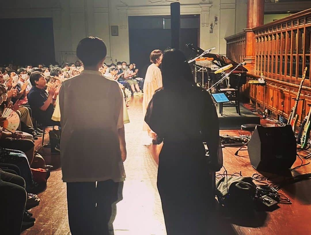 YUKA さんのインスタグラム写真 - (YUKA Instagram)「moumoon  -The Best Days with You- Special Acoustic Live @the_museum_of_kyoto   8月6日(日)は、京都文化博物館・別館にてLIVEでした。だいすきなこの場所へ、また戻ってこられてうれしい。  会場へお越し頂いた皆様、本当にありがとうございました！  今回のツアーは、Pianoのejiちゃん(@ejipiano)Bassのなかむらしょーこちゃん(@shokonakamurabass )と、柾くんと4人でまわってきて、個人的にはこの京都公演がファイナルだという心持ちでいました。(勝手に！)  ここは明治から大正時代に活躍した建築家、辰野金吾氏が設計した建物。  和洋折衷のデザイン、木のぬくもりと、大理石のひんやりしたなめらかさ、天井は吹き抜けになっているので、高い所まで音が昇って、細かく弾けて、きらきらと光をまとって降り注いでくるような感じがずっとしていたよ✨  ひとつひとつの公演、一音一音を磨きながら、大切に紡いでくれたejiちゃん、しょーこちゃんと共に、さらに深いところへ潜ることができた気がする。  あたたかく、慈しみ、抱きしめるような音を奏でてくれたお二人に感謝😢  会場のお客さんが、ゆらゆらとリズムに合わせて揺れたり、目を閉じたり、笑顔や、時には涙しながら聴いてくれている姿を見て、あぁ、一つになれるって本当にしあわせだなぁ。。。と感じました。大切に聴いてくれてありがとう、と。  奏でることは、祈ることに似ていて、だれかのしあわせを願うような、純粋な思いが音に乗ったとき、光りながら響くのだなと、このツアーで感じたよ。  水のように揺らめき、移り変わる感情を、水飴を練るように広げて縮めて丸めて、磨いて。もっと深いところで繋がれるようなLIVEを目指していきたいなと思いました。。。あたい、もっともっと、精進します！！！  そんな時間をお客さんと一緒に過ごせること。  ありがとう！！！！終わらないでよ！いやだよー、もっとやりたいよー、の気持ちを胸に、また次のLIVEへ進みます。  胸の奥があたたかく満ちるような音楽を、届けられるように！  10月は、東京スカイツリー天空、そしてバンドー神戸青少年科学館でのプラネタリウムLIVEや、  獨協医科大学学園祭でのチャリティーコンサートも！  滋賀県、旧大津公会堂での初LIVEも決まっております。こちらの会場の響きもとても楽しみだね🥹  Acoustic Live来たことないよという方はぜひ、近距離で響いてくる生音と歌声をぜひ体感しに来てね✨🕊  次の公演まで少し間が空きますが、また良いニュース、お知らせしますので、まっててね♡  いつもありがとう！！！🫶  この日のYUKAの衣装は @suzukitakayuki_atelier の ピンク色のワンピースとスカートでした✨大好きなお洋服に包まれて、ぴゅーんと高く飛んでゆけたよ✨  #moumoon #thebestdayswithyou #kyoto #tour #feltsense  #suzukitakayuki」8月12日 19時14分 - yukamoumoon