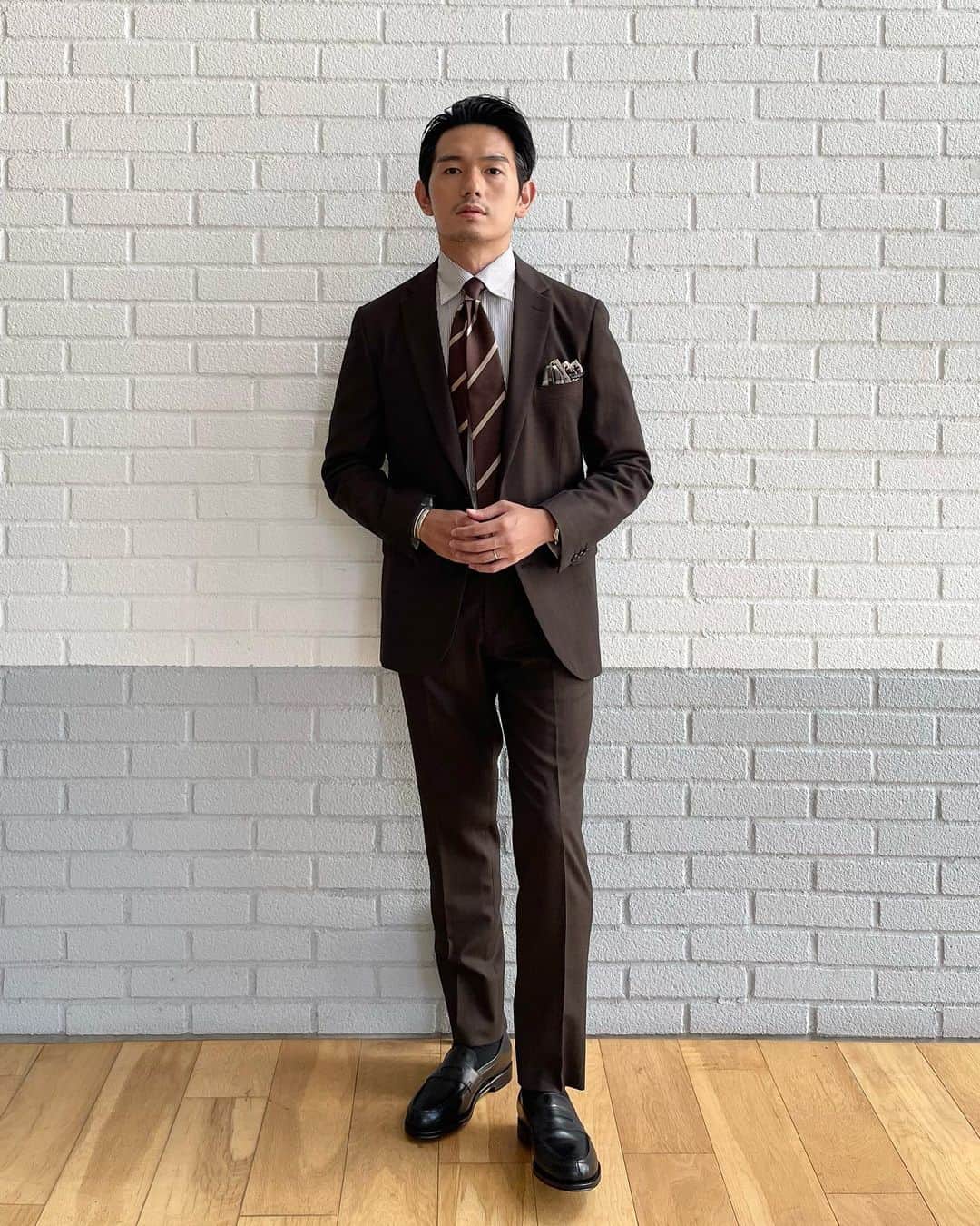 green label relaxing 自由が丘店のインスタグラム：「【MENS】「NEW ARRIVAL for AUTUMN」 まだまだ暑い日が続きますが、 店頭には秋の新作も続々と入荷しております。 今から秋まで着れる薄手のシャツや秋を連想するブラウンなどの温かみのあるアイテムの展開がございます。 オシャレが楽しくなる秋に向けて是非店頭でチェックしてみて下さい。  ※在庫状況や商品詳細などご質問等ございましたら、自由が丘店までお問い合わせください。  ■自由が丘店営業時間 11:00〜20:00 ☎︎ 03-5731-8531 　 ■駐車場サービス お買い上げ金額に応じて以下ご利用いただけます。 場所【自由が丘南口有料駐車場】 > ¥5,000(税込)以上　30分チケット1枚 > ¥10,000(税込)以上　　30分チケット2枚  #greenlabelrelaxing  #グリーンレーベルリラクシング #自由が丘 #jiyugaoka #秋コーデ#newarrivals#メンズコーデ#メンズスーツ #オフィスカジュアル」