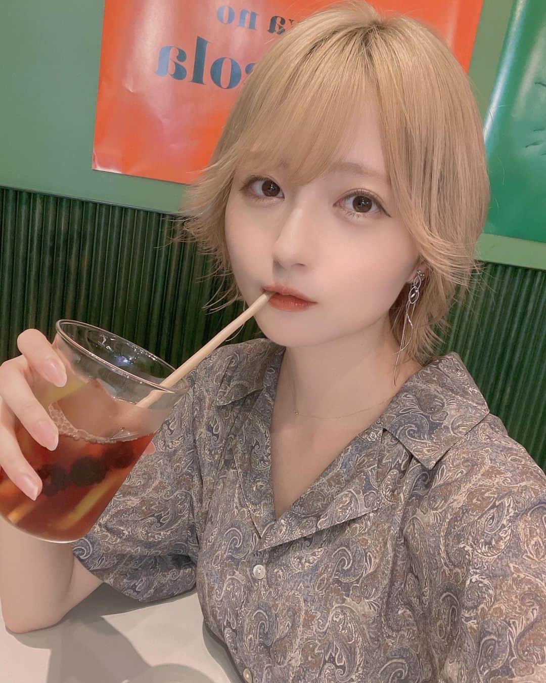 こばしり。さんのインスタグラム写真 - (こばしり。Instagram)「最近金髪外ハネにハマってる💭  またイメチェン予定なんだ〜🌱 けど金髪楽しくて中々イメチェン出来てない、いつ染めよう🌻 みんな今何色の髪なの💬」8月12日 19時13分 - lovetomato_24