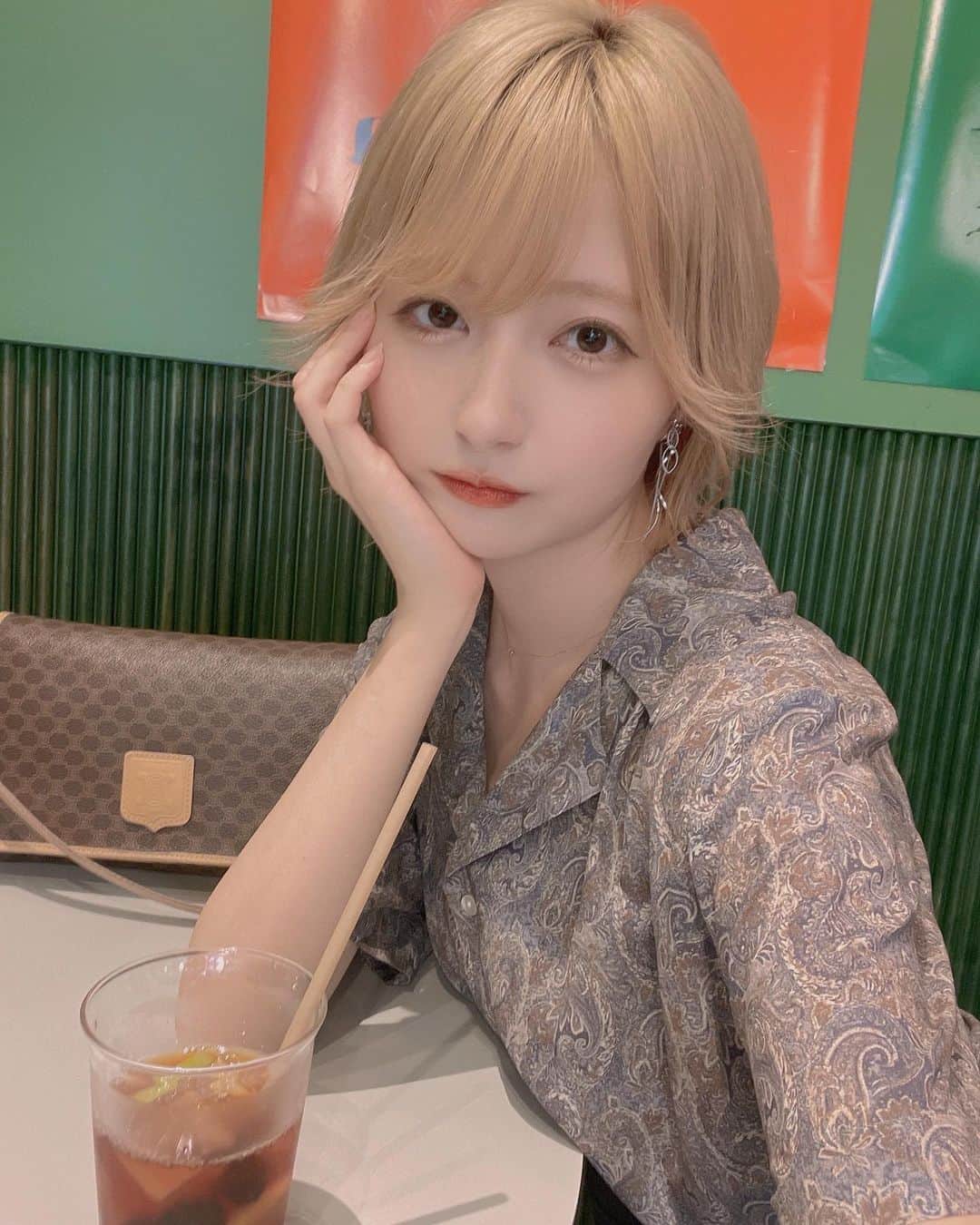 こばしり。さんのインスタグラム写真 - (こばしり。Instagram)「最近金髪外ハネにハマってる💭  またイメチェン予定なんだ〜🌱 けど金髪楽しくて中々イメチェン出来てない、いつ染めよう🌻 みんな今何色の髪なの💬」8月12日 19時13分 - lovetomato_24