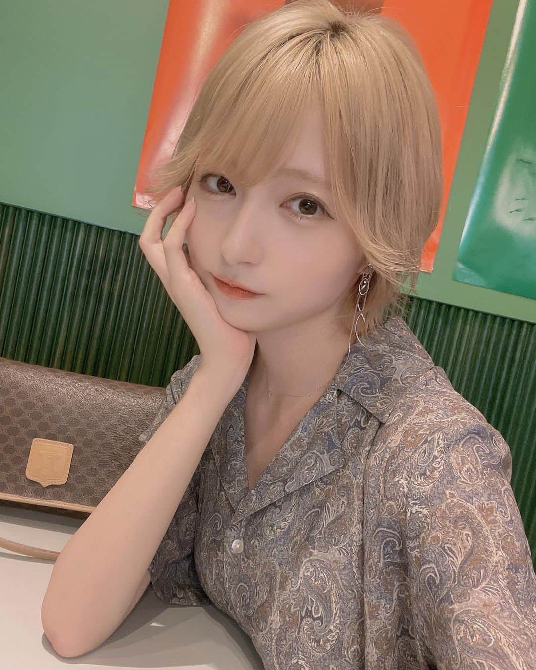 こばしり。さんのインスタグラム写真 - (こばしり。Instagram)「最近金髪外ハネにハマってる💭  またイメチェン予定なんだ〜🌱 けど金髪楽しくて中々イメチェン出来てない、いつ染めよう🌻 みんな今何色の髪なの💬」8月12日 19時13分 - lovetomato_24