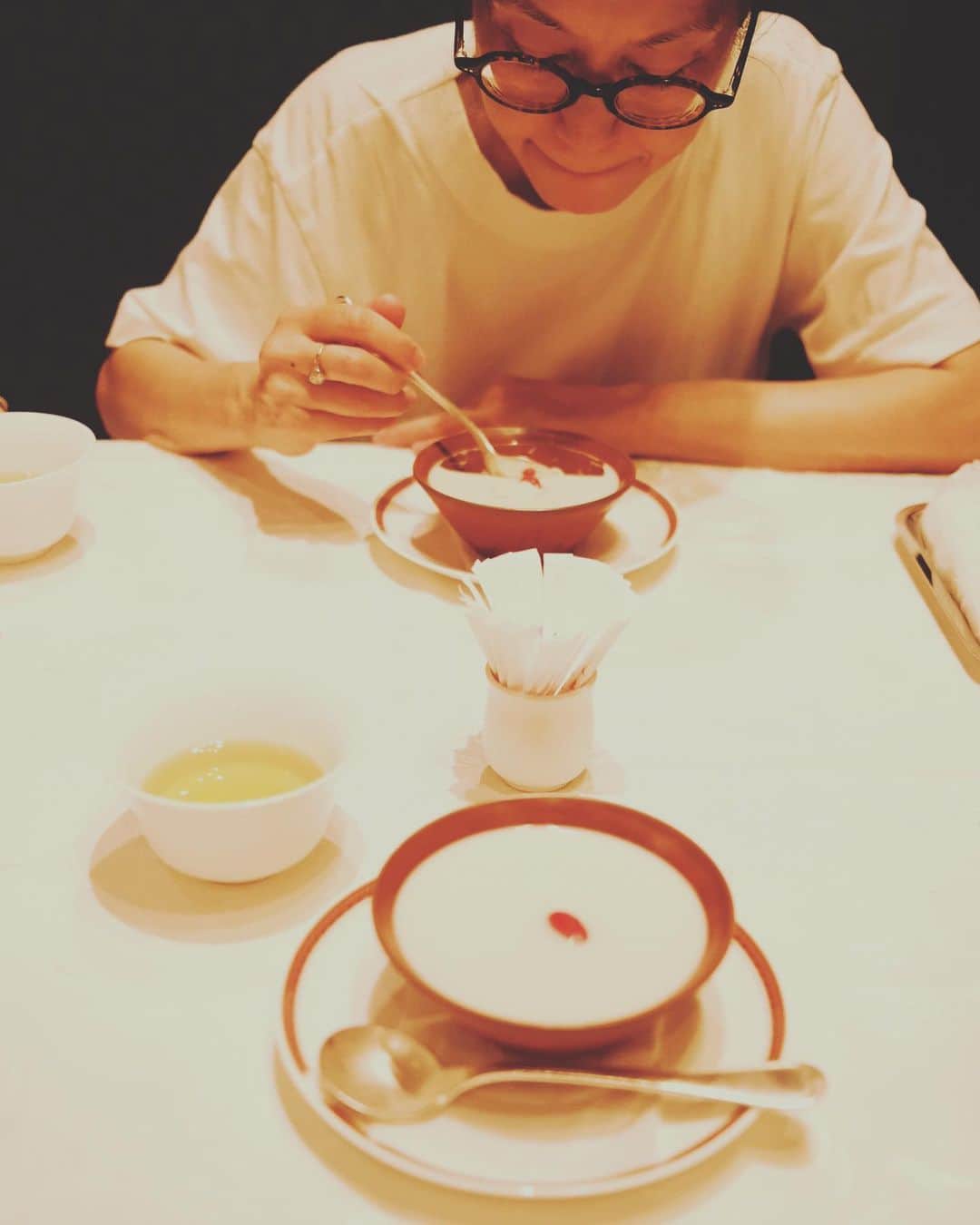 椎名直子のインスタグラム：「杏仁豆腐は  上田義彦さんの写真展にいったら なんだか中華な気分が高まって！  今日はよい写真展をふたつもみれてこころがすごく潤っちゃった♡！  上田さんの写真は素晴らしくて、  古くならない永遠な清らかさと、 それから エールみたいなものを(勝手に)うけとりました。  良い日だったなぁ。  #上田義彦 写真展「いつでも夢を」  明日が最終日です。是非！」