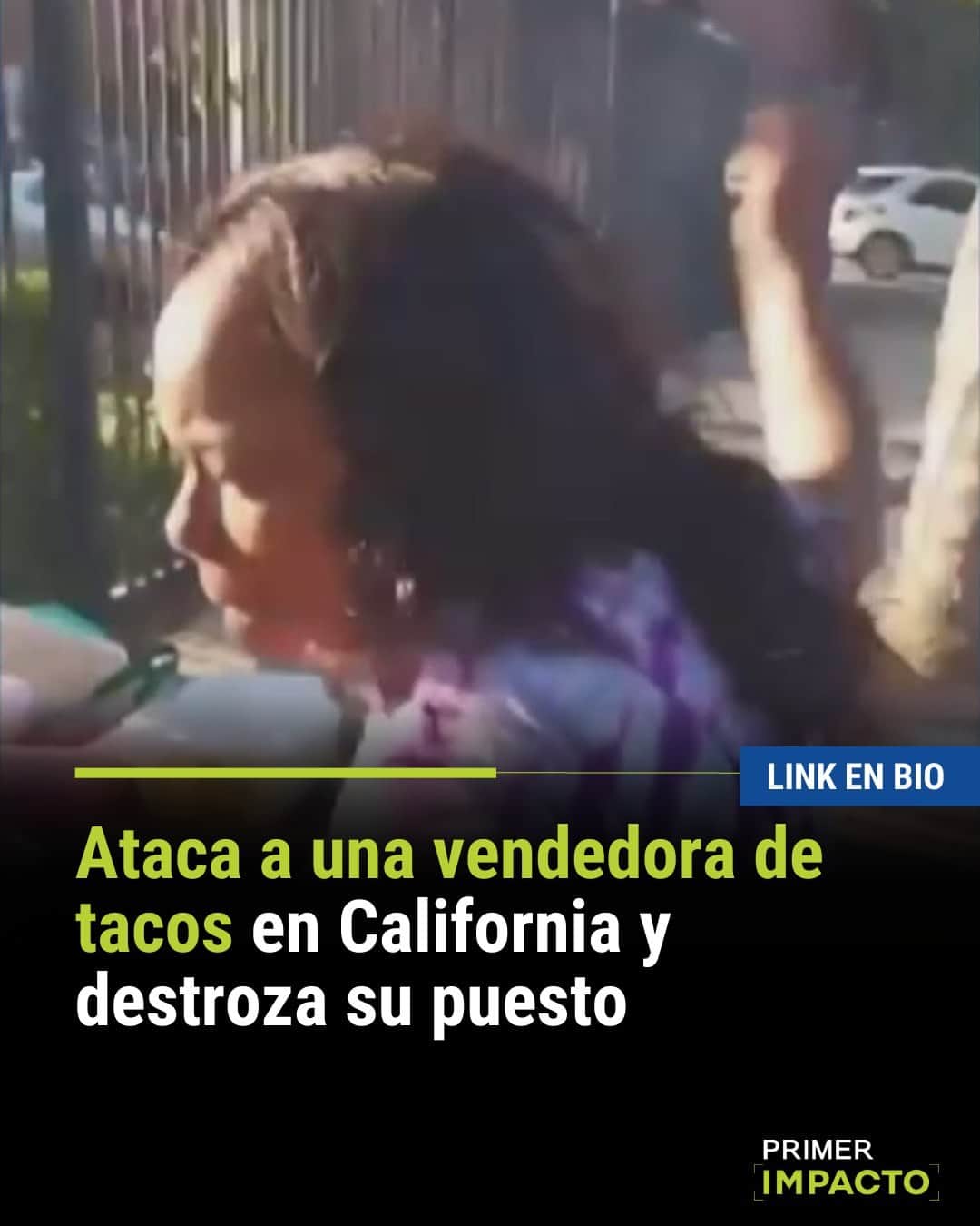 Primer Impactoのインスタグラム：「📌Mujer insultó y atacó a una vendedora de tacos en California. Testigos señalan que no quiso pagar la comida que consumió y cuando le cobraron, se enfureció y destrozó el puesto para después huir.  Los detalles en el link de la biografía 🔗」