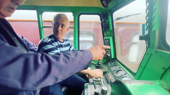 アラン・カミングのインスタグラム：「It’s Saturday night On Broadway! Choo choooo! And my new friend Keith is keeping me from going off the rails!」