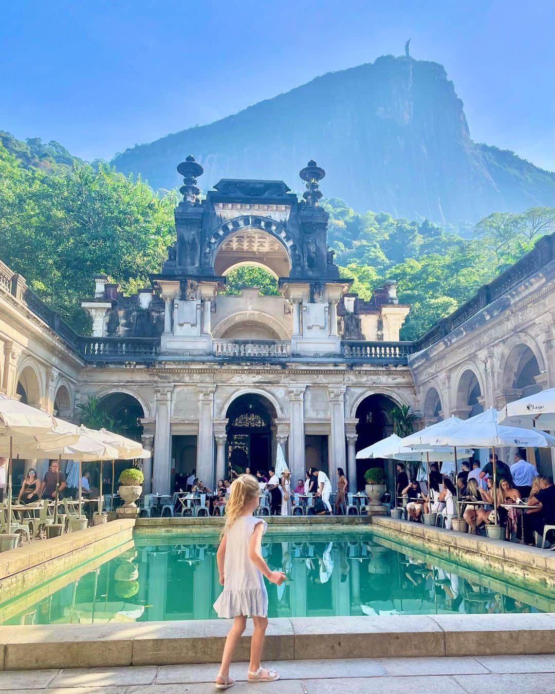 太田エイミーのインスタグラム：「Breakfast at Parque Lage’s beautiful palace. You can also see Cristo in the back. Great place but beware it gets super crowded.」