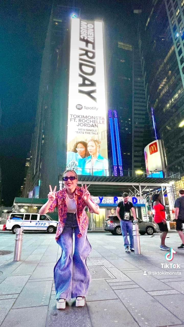 のインスタグラム：「First time seeing myself posted on a billboard in Time Square. Zaaaamn, it was massive. New song “Eats the Tale” ft @rochelle_jordan is outttttt」
