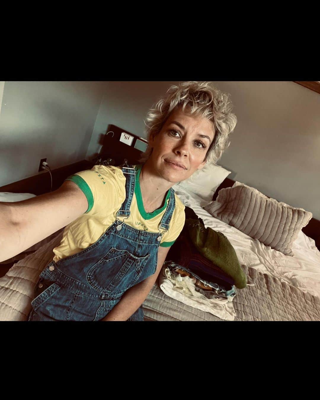 エヴァンジェリン・リリーのインスタグラム：「Heading out to a podunk fair 🎡🐴 Do we feel I am appropriately dressed?? 😜  (Yes, my hair is getting VERY long. We're officially in the "grow-out" and having fun with every stage.)」