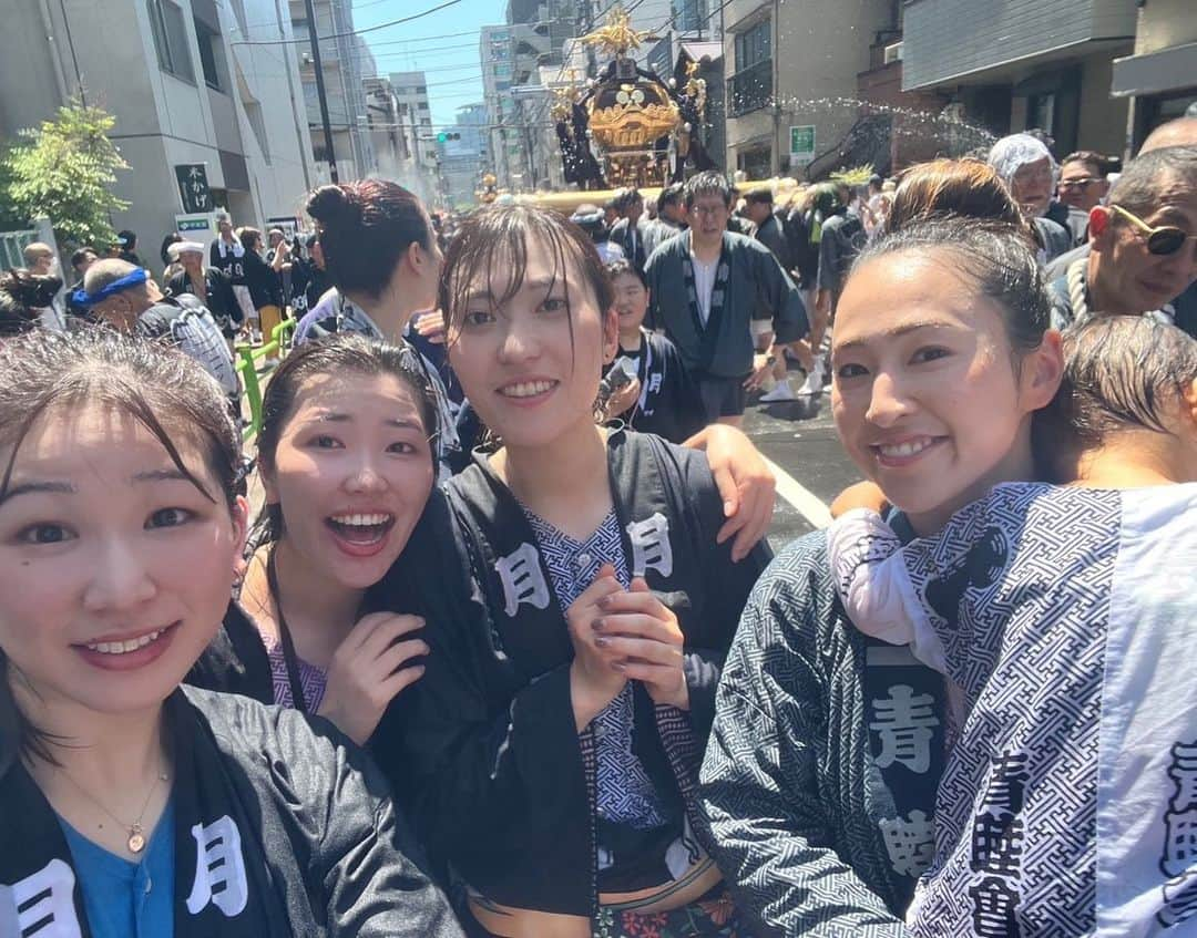 菊池沙都さんのインスタグラム写真 - (菊池沙都Instagram)「住吉神社例大祭その４👙 横の写真📷！  今回も友達が来てくれた🥰 みーんなで担げて楽しい🥹❤️ 笑空の面倒もみんなで見てくれて 本当にありがとう🥺🙏✨  #住吉神社例大祭 #住吉神社例祭 #八角#本社神輿#青睦会 #月島#月島祭り#月島一之部; #家族#友達 #お祭りロス」8月13日 5時28分 - satochin30