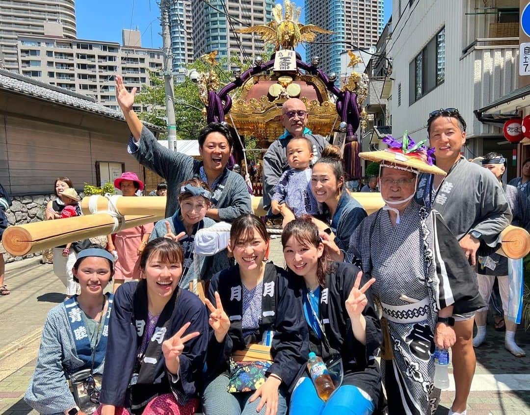 菊池沙都のインスタグラム：「住吉神社例大祭その４👙 横の写真📷！  今回も友達が来てくれた🥰 みーんなで担げて楽しい🥹❤️ 笑空の面倒もみんなで見てくれて 本当にありがとう🥺🙏✨  #住吉神社例大祭 #住吉神社例祭 #八角#本社神輿#青睦会 #月島#月島祭り#月島一之部; #家族#友達 #お祭りロス」