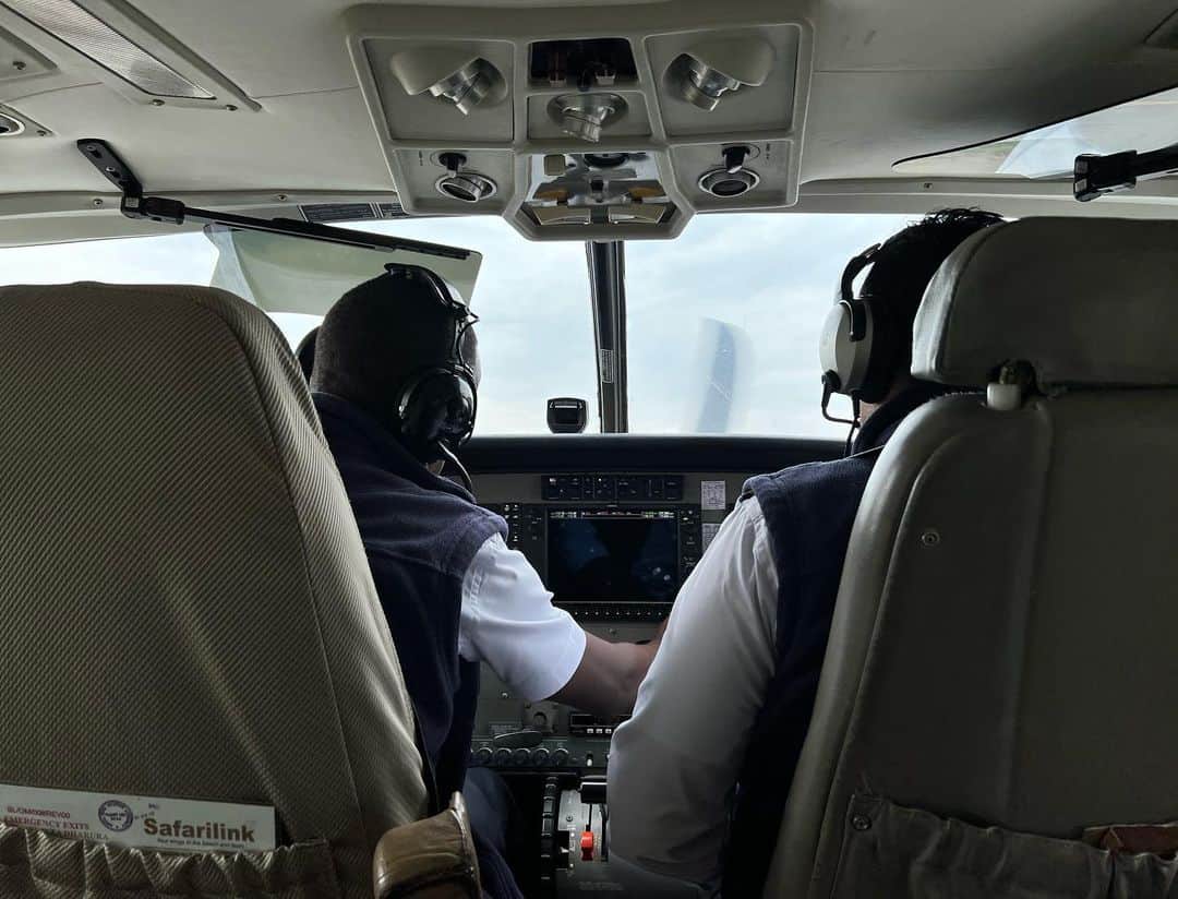 榎戸教子さんのインスタグラム写真 - (榎戸教子Instagram)「タンザニアからケニアへ。 セレンゲティ国立公園から マサイマラ国立公園へ行くために、 小さな飛行機を乗り継ぎました。  乗客はなんと私たちだけ？！ プライベートでチャーターしたような 特別な気分を味わいました。 操縦室との境目もなく、 車に乗っている感覚でした。  途中、降り立った飛行場、 飛行機が珍しかったようで、 子どもたちが集まってきました。 お話ししたかったな…。  滑走路はガタガタでしたが、 離発着は滑らかで、 プロペラ機の乗り心地が良かったのは 驚きでした。  #trip #propeller #airplane #cessna #regionalairline #tanzania #kenya」8月13日 5時38分 - noriko_enokido