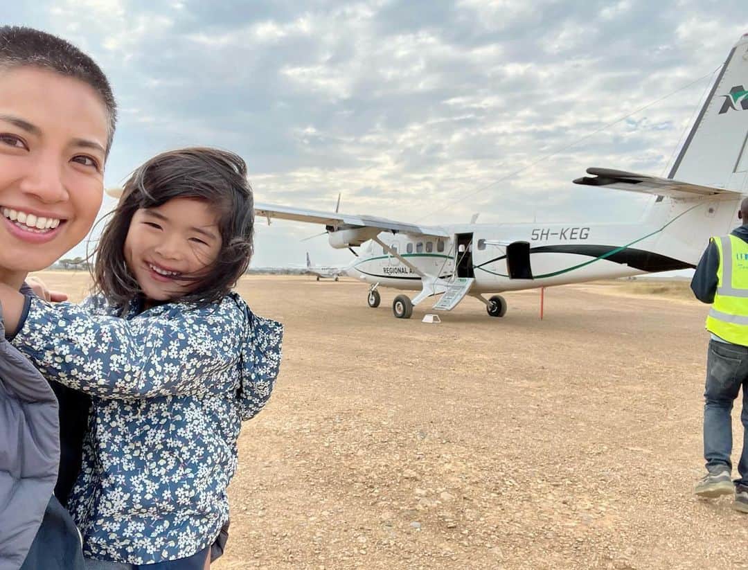 のインスタグラム：「タンザニアからケニアへ。 セレンゲティ国立公園から マサイマラ国立公園へ行くために、 小さな飛行機を乗り継ぎました。  乗客はなんと私たちだけ？！ プライベートでチャーターしたような 特別な気分を味わいました。 操縦室との境目もなく、 車に乗っている感覚でした。  途中、降り立った飛行場、 飛行機が珍しかったようで、 子どもたちが集まってきました。 お話ししたかったな…。  滑走路はガタガタでしたが、 離発着は滑らかで、 プロペラ機の乗り心地が良かったのは 驚きでした。  #trip #propeller #airplane #cessna #regionalairline #tanzania #kenya」