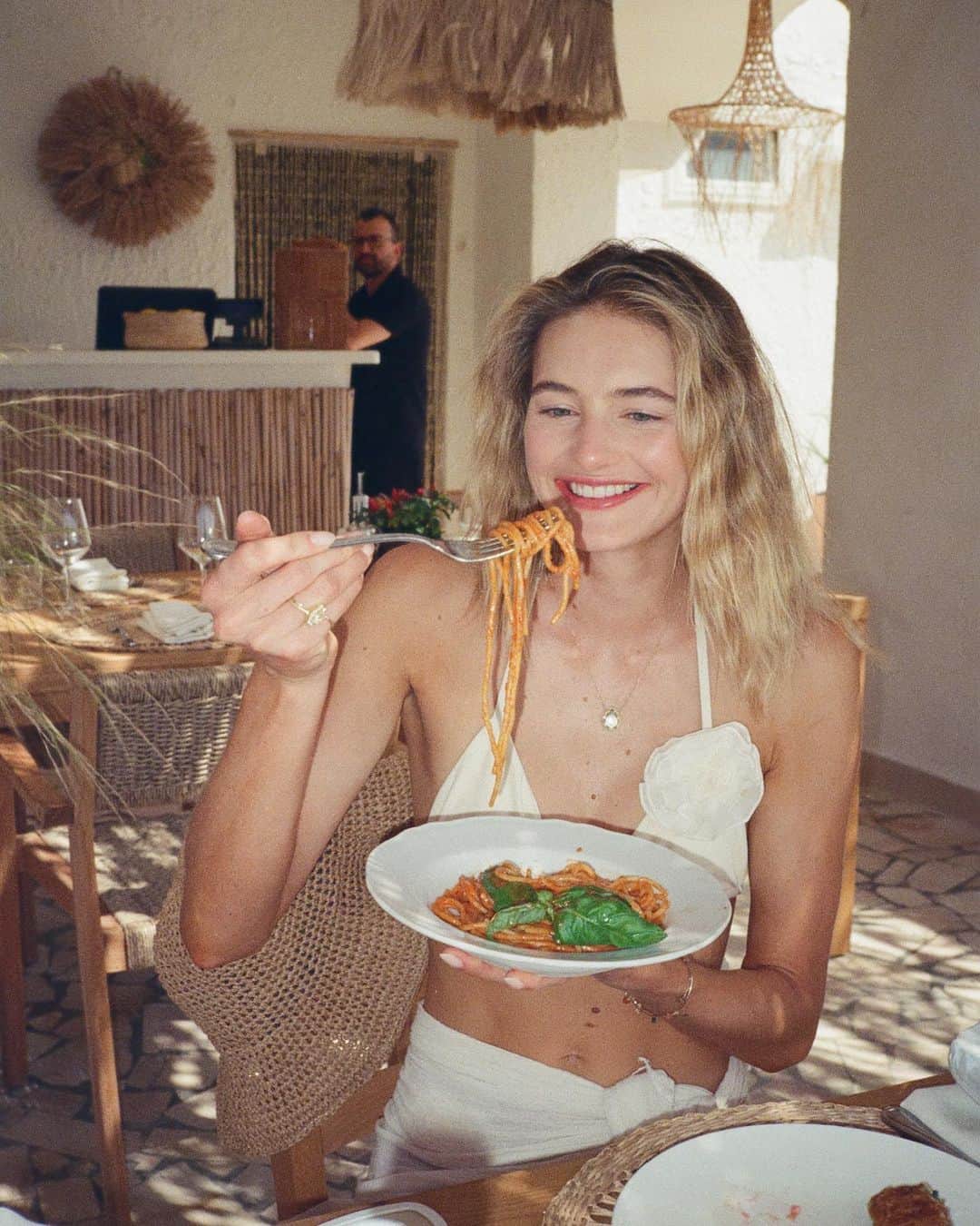 のインスタグラム：「A little throwback to my Italian summer and enjoying all the delicious pasta in the world!  Over the past years, I’ve been able to find a sense of balance in my diet and practice intuitive eating. I think it’s important to share this as well as I know that many of you are struggling with this or have been in the past. I have been there too. I was thinking on filming a Q&A around this subject in one of my next YT videos and sharing some of my experiences and tips, drop any questions you have down below! 🥰  The goal is to be able embrace a lifestyle that feeds both your body and soul, and cherish all the memories we create with it!」