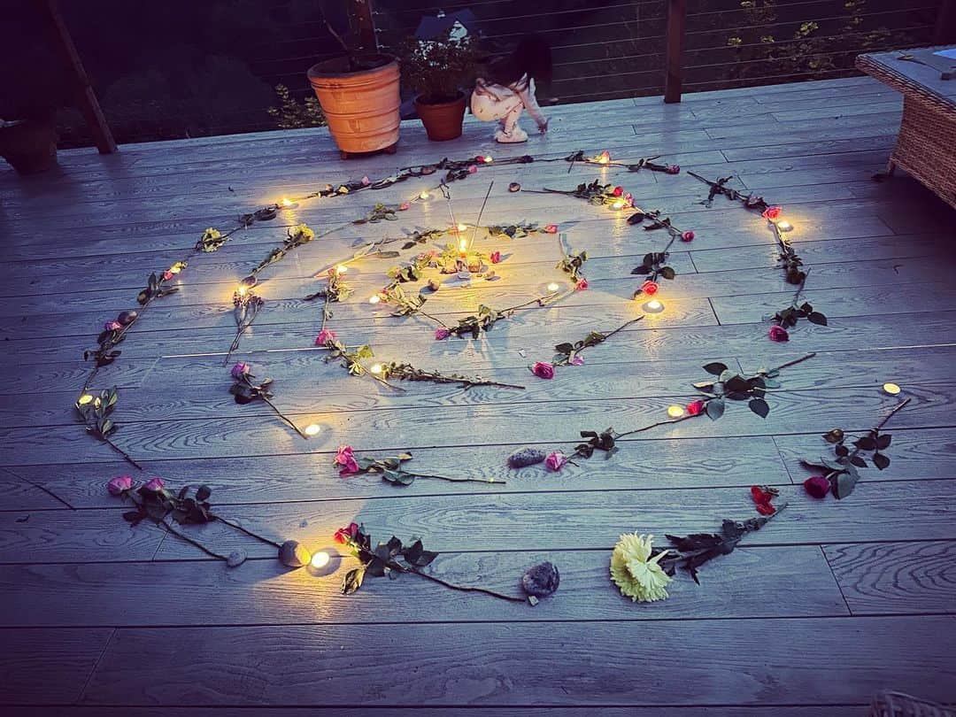 ダイアナ湯川のインスタグラム：「Today is the 38th anniversary of my father’s Earth departure, as well as 519 others lost that day. My hopes, dreams and desires about my father haven’t really changed since I was a child, they are still there, just softer and more still in my heart.  Seeing my girls make this flower spiral (thank you @thetatianajohnston for these, we love you guys ❤️) and create a whole evening of honour, love and gratitude to their Grandpa Aki made my heart overflow with love and pride 😭✨  Love lives forever, as his granddaughters are showing me. Thank you, Daddy 🌹🙏🏼🕊️💫❤️   #anniversary #remembering #honouring #death #love #life #jal123 #father #family」