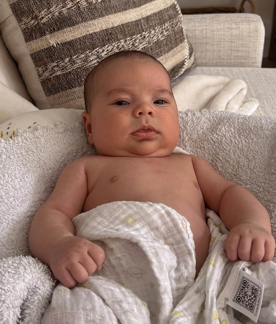 Sazan Hendrixさんのインスタグラム写真 - (Sazan HendrixInstagram)「Almost 2 months with this little guy and I can officially confirm this statement true: “Boy mom” is an experience, not a description. YUUUUP. This one has me whipped ya’ll!! 😆 #mamasboy #happysaturday」8月13日 5時56分 - sazan