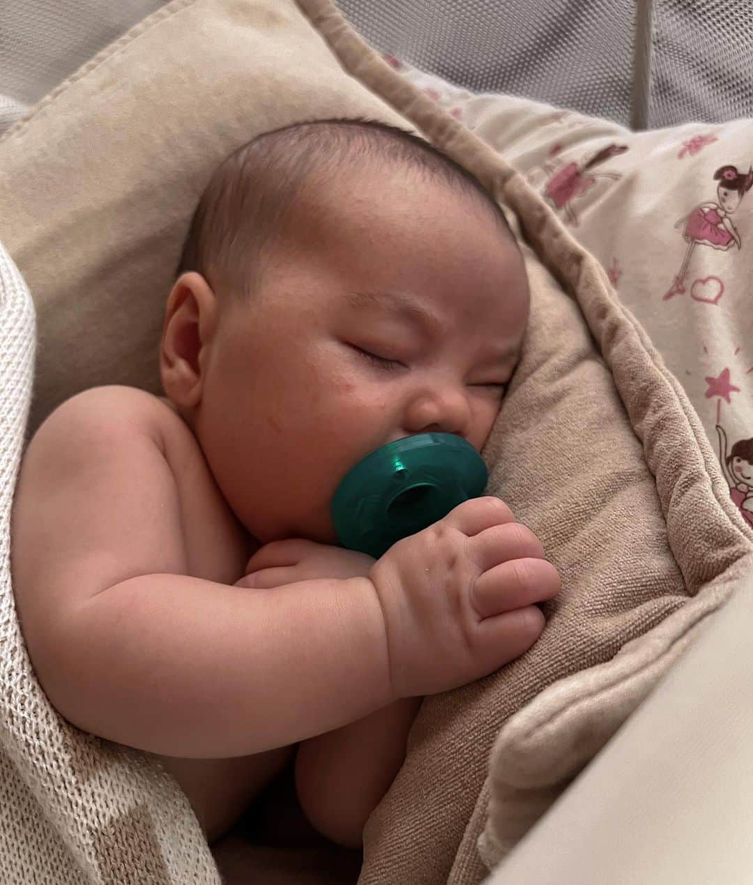 Sazan Hendrixさんのインスタグラム写真 - (Sazan HendrixInstagram)「Almost 2 months with this little guy and I can officially confirm this statement true: “Boy mom” is an experience, not a description. YUUUUP. This one has me whipped ya’ll!! 😆 #mamasboy #happysaturday」8月13日 5時56分 - sazan