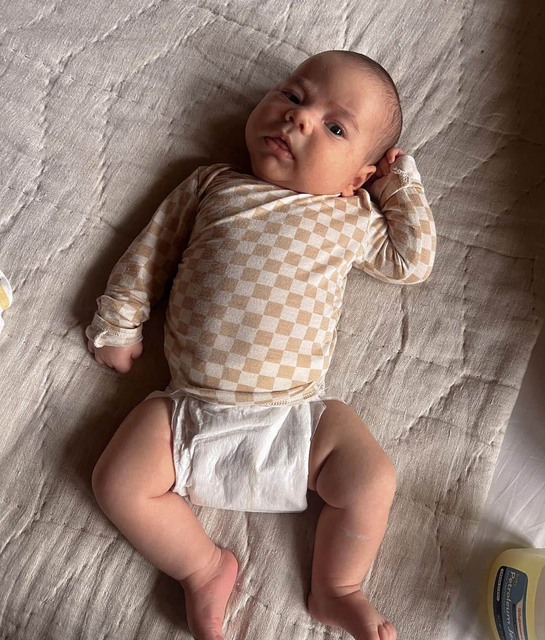 Sazan Hendrixさんのインスタグラム写真 - (Sazan HendrixInstagram)「Almost 2 months with this little guy and I can officially confirm this statement true: “Boy mom” is an experience, not a description. YUUUUP. This one has me whipped ya’ll!! 😆 #mamasboy #happysaturday」8月13日 5時56分 - sazan