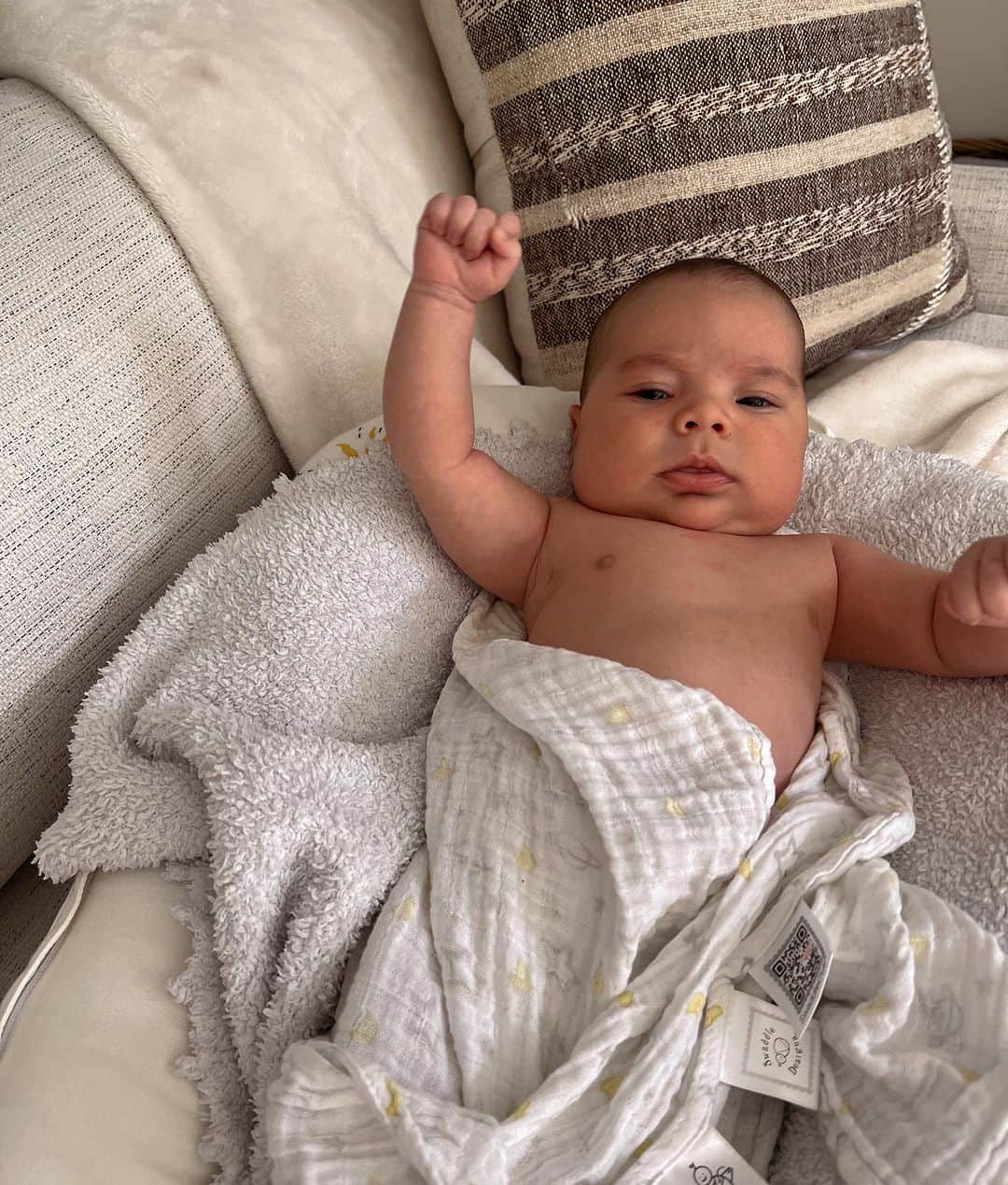 Sazan Hendrixさんのインスタグラム写真 - (Sazan HendrixInstagram)「Almost 2 months with this little guy and I can officially confirm this statement true: “Boy mom” is an experience, not a description. YUUUUP. This one has me whipped ya’ll!! 😆 #mamasboy #happysaturday」8月13日 5時56分 - sazan