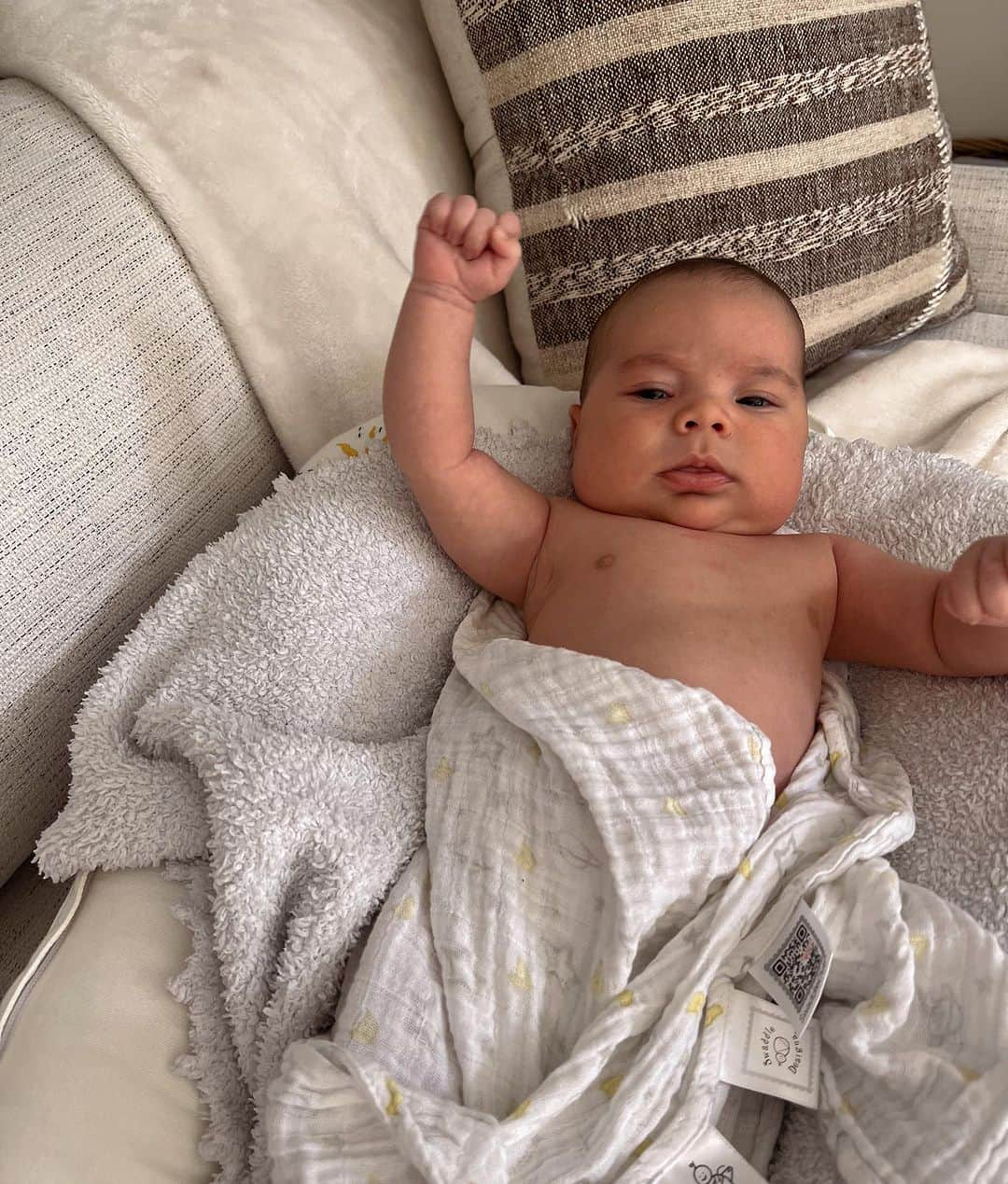 Sazan Hendrixのインスタグラム：「Almost 2 months with this little guy and I can officially confirm this statement true: “Boy mom” is an experience, not a description. YUUUUP. This one has me whipped ya’ll!! 😆 #mamasboy #happysaturday」