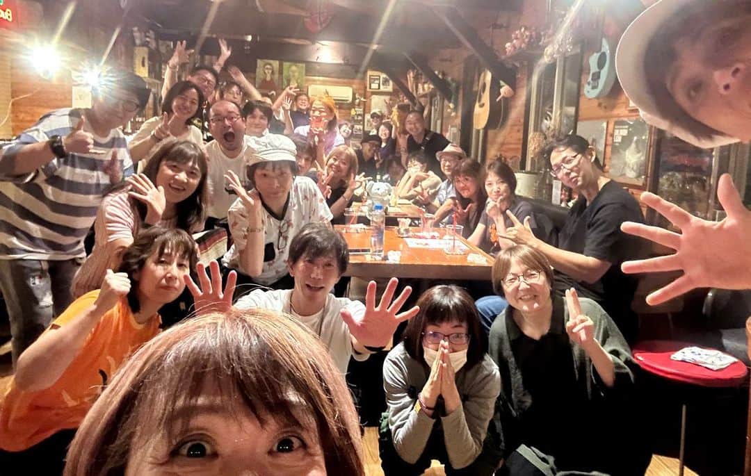 田村直美のインスタグラム：「アミーガ・フラミンゴ🦩 名古屋レイドバック〜♪ 楽しく終了😆✌️ みなさん暑い中ありがとうございました 山盛り歌ったね✌️ 京都・名古屋とちえちゃんとのアコ旅 楽しかった　またやりまーす 集合写真撮りました レイドバックありがとう🦩」