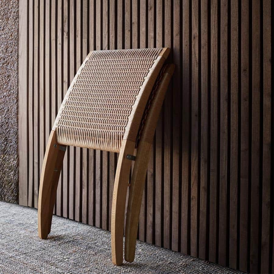アクタスさんのインスタグラム写真 - (アクタスInstagram)「ー隠れた名作、折りたたみ式ラウンジチェアー  デンマークの家具ブランド・CARL HANSEN&SON（カール ハンセン&サン）の「CUBA（キューバ）チェア」をご存じですか。 1997年にモーテン・グットラーによってデザインされた椅子で、シンプルな構造ながら、絶妙な角度と曲面が身体にフィットし、びっくりするくらいの心地良さです。  コンパクトに折り畳めるので、好きな場所へ持ち運んだり、使わない時はたたんで壁に立てかけ、スペースを確保できるのもうれしいポイント。  奥行きがあり体を預けるように深く座れるので、自分だけのゆったりとした時間を過ごすのにピッタリなラウンジチェアです。   #コーディネート #スタイリング #椅子 #家具 #チェア #actus #アクタス #インテリア #ラウンジチェア」8月12日 21時00分 - actus_press