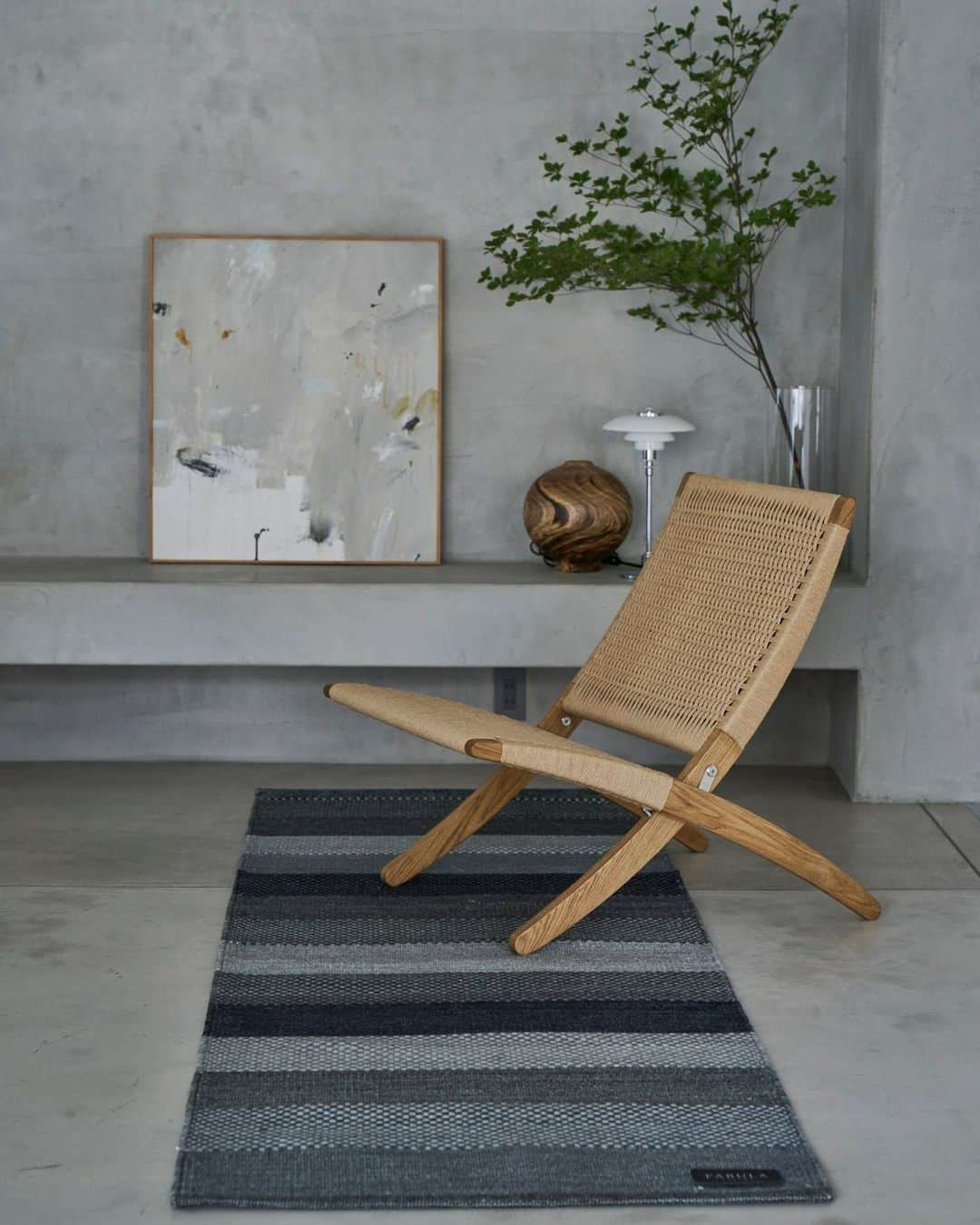 アクタスのインスタグラム：「ー隠れた名作、折りたたみ式ラウンジチェアー  デンマークの家具ブランド・CARL HANSEN&SON（カール ハンセン&サン）の「CUBA（キューバ）チェア」をご存じですか。 1997年にモーテン・グットラーによってデザインされた椅子で、シンプルな構造ながら、絶妙な角度と曲面が身体にフィットし、びっくりするくらいの心地良さです。  コンパクトに折り畳めるので、好きな場所へ持ち運んだり、使わない時はたたんで壁に立てかけ、スペースを確保できるのもうれしいポイント。  奥行きがあり体を預けるように深く座れるので、自分だけのゆったりとした時間を過ごすのにピッタリなラウンジチェアです。   #コーディネート #スタイリング #椅子 #家具 #チェア #actus #アクタス #インテリア #ラウンジチェア」