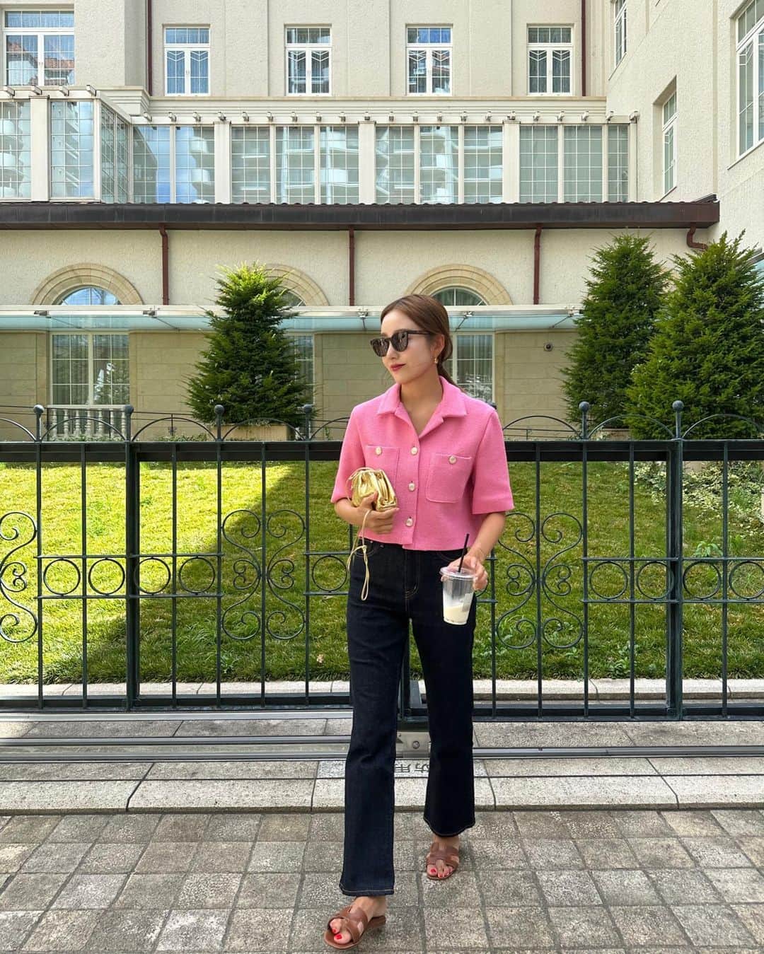 西村彩香さんのインスタグラム写真 - (西村彩香Instagram)「.  韓国には大好きな半袖ジャケットがたくさん🌷 その中でもこのピンクに一目惚れ💘  甘くなりすぎるか不安だったけど デニムで合わせたら問題なし🙆‍♀️👖  @majeparis」8月12日 21時01分 - leimoni_n